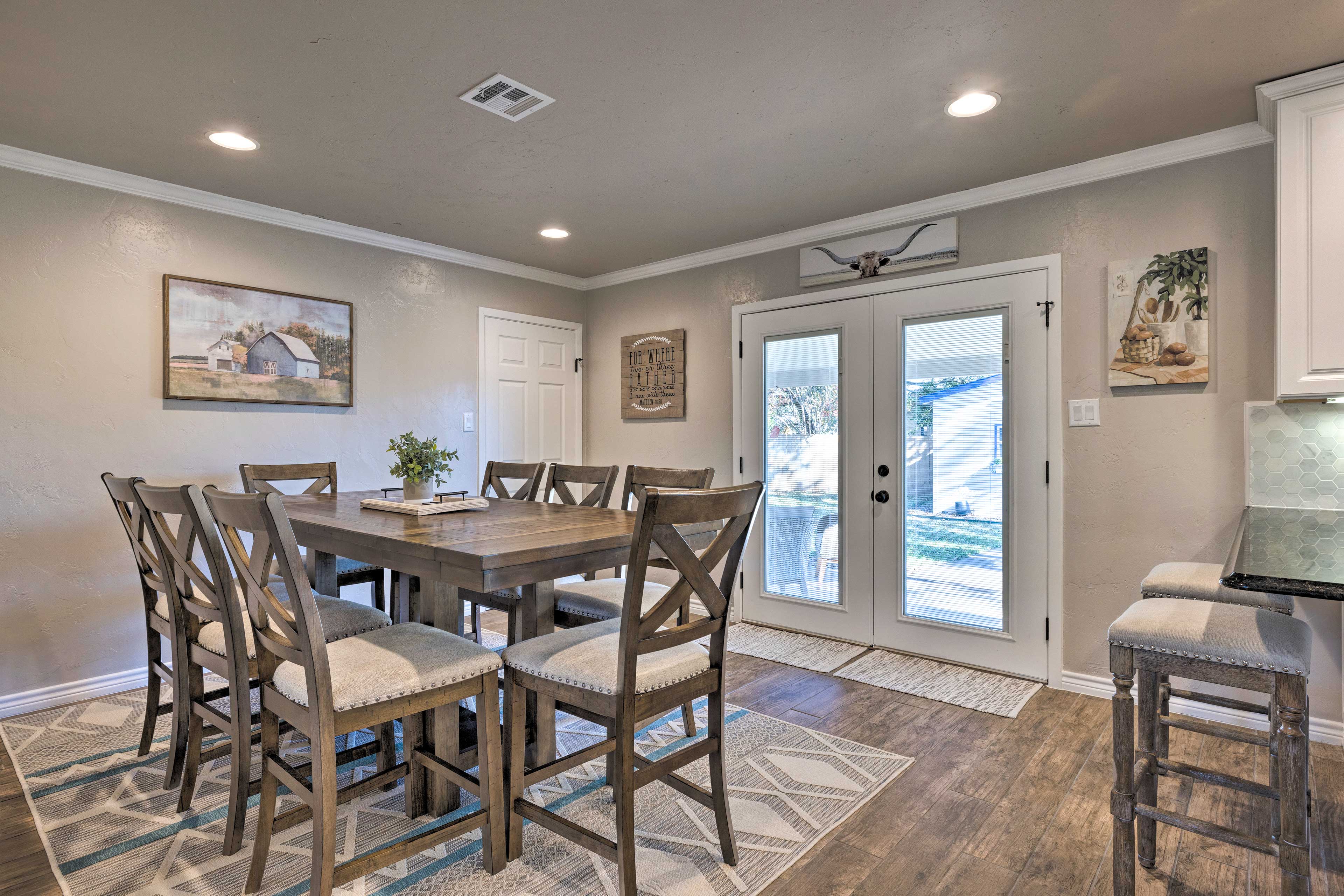 Dining Area | Dishware Provided