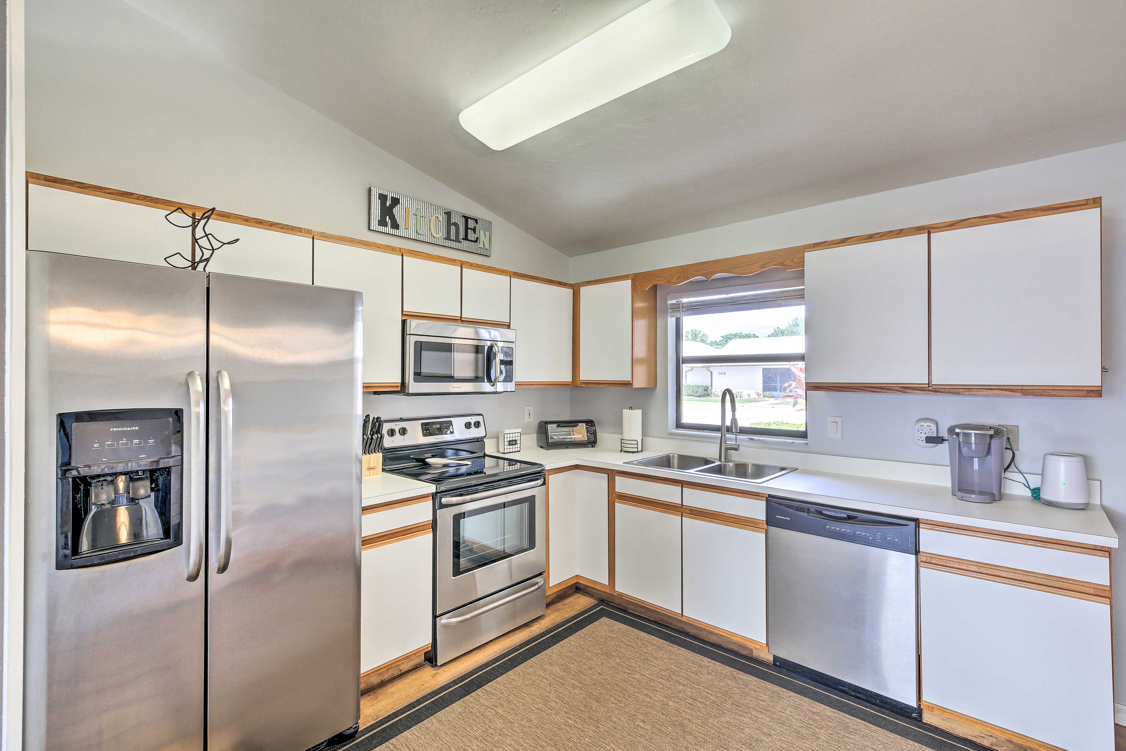 Kitchen | Fully Equipped w/ Cooking Basics