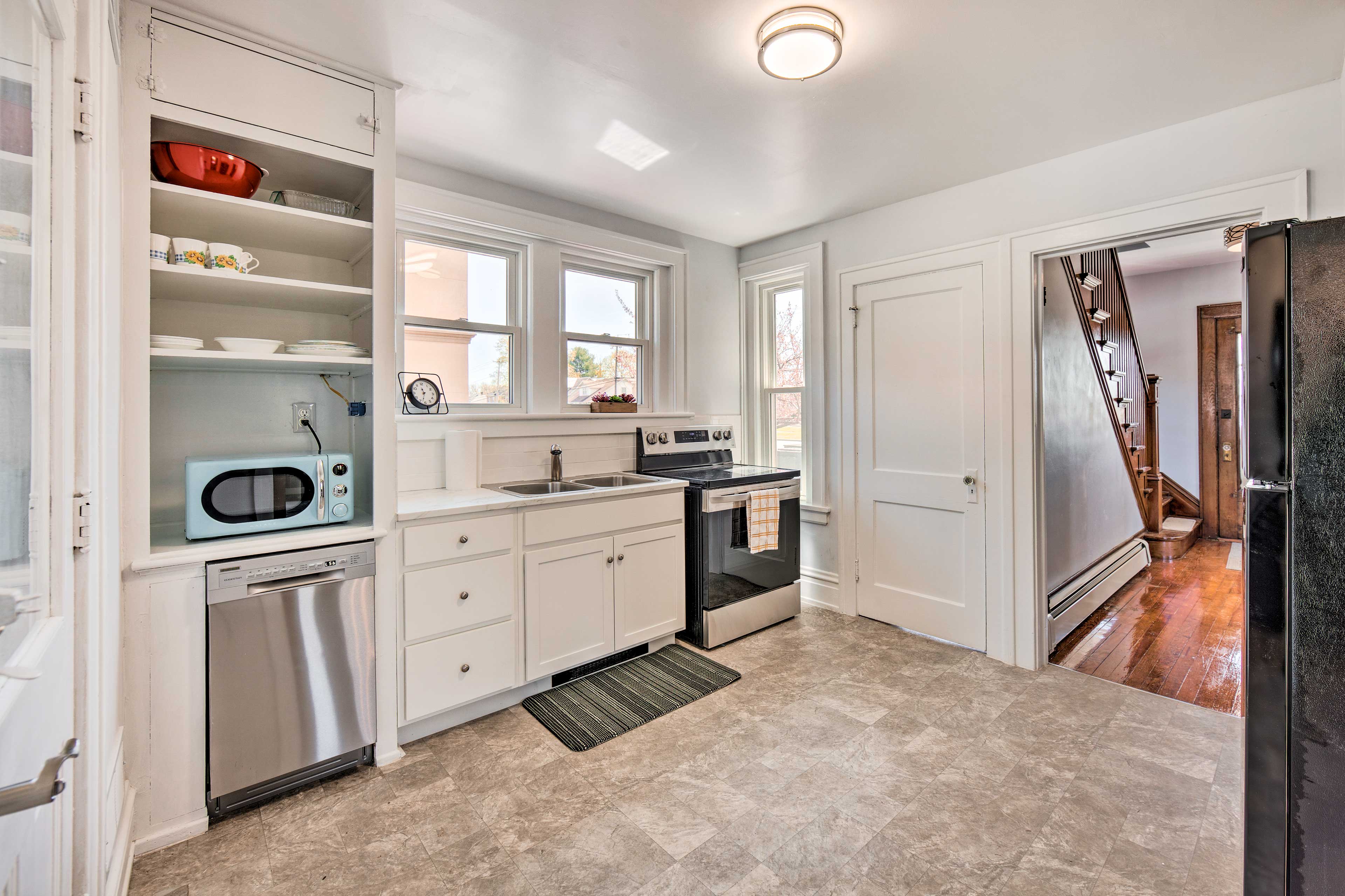 Fully Equipped Kitchen | Main Floor