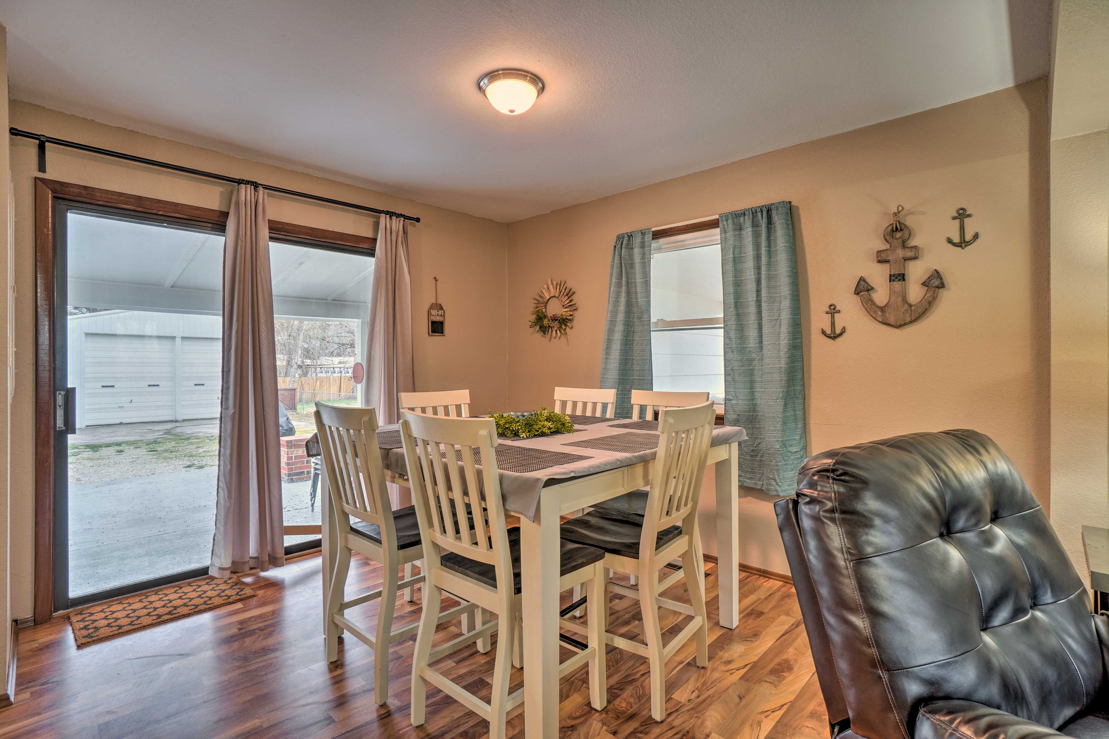 Dining Area | Dishware & Flatware Provided