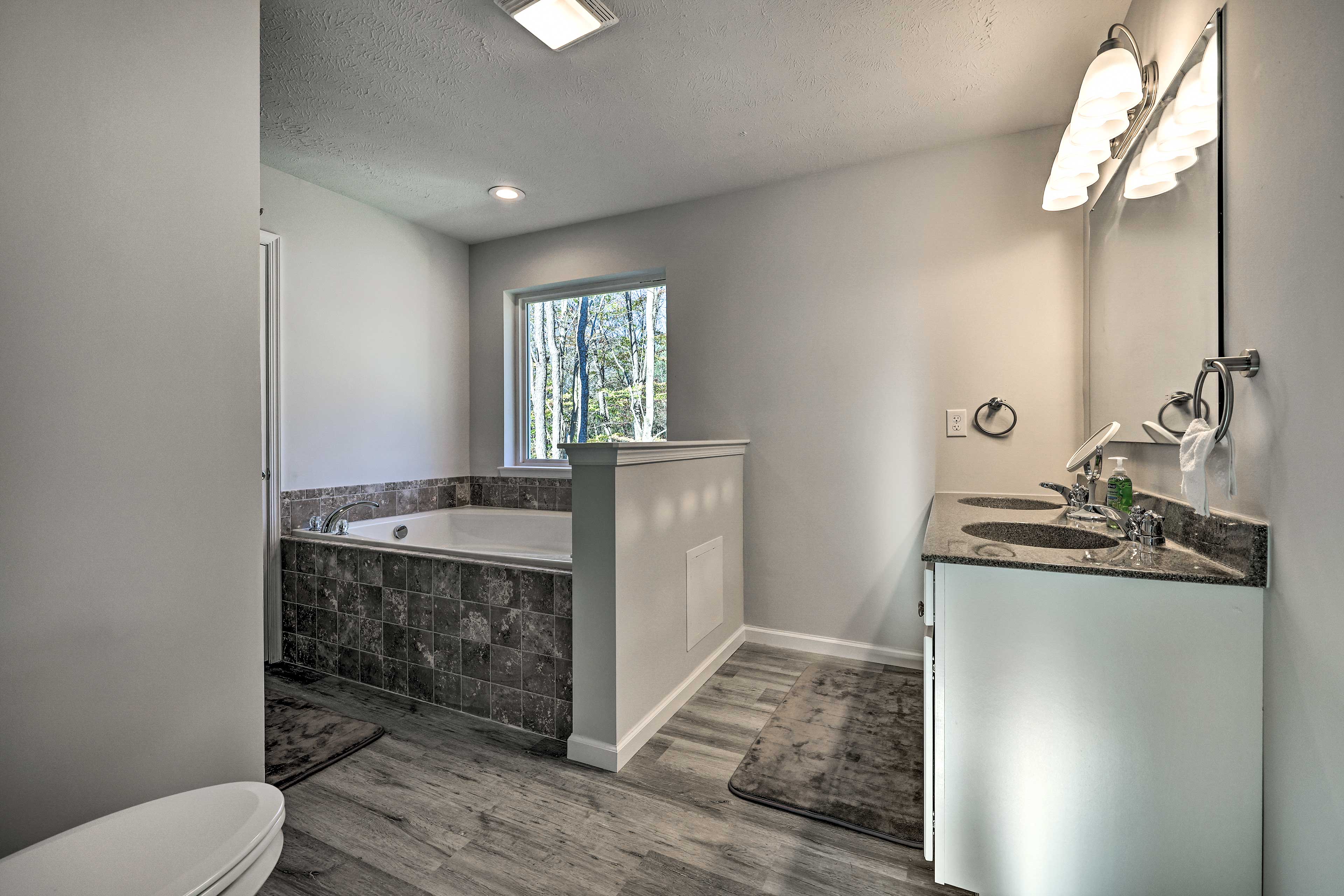 En-Suite Bathroom | 2nd Floor