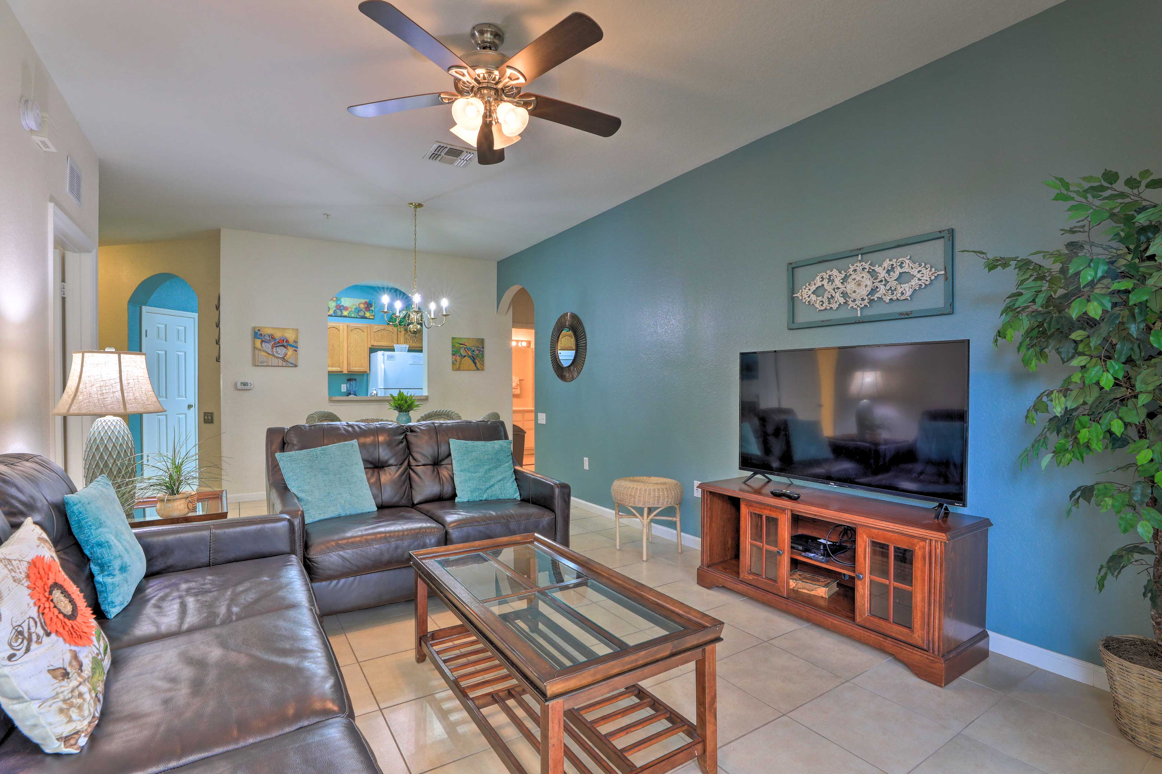 Living Room | Single Story | Flat-Screen TV | Central Air Conditioning/Heating