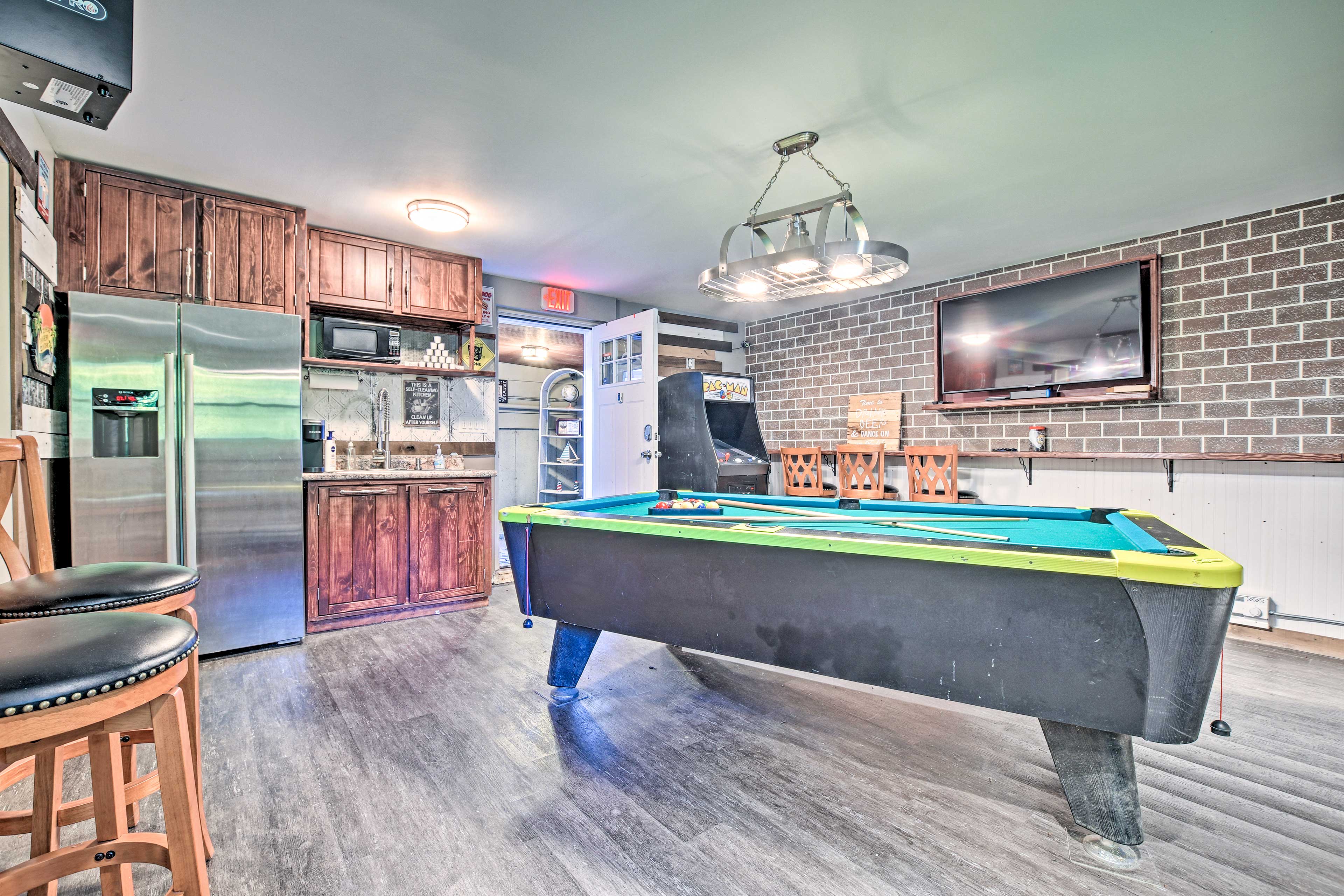 Game Room | Pac-Man Game | Wet Bar