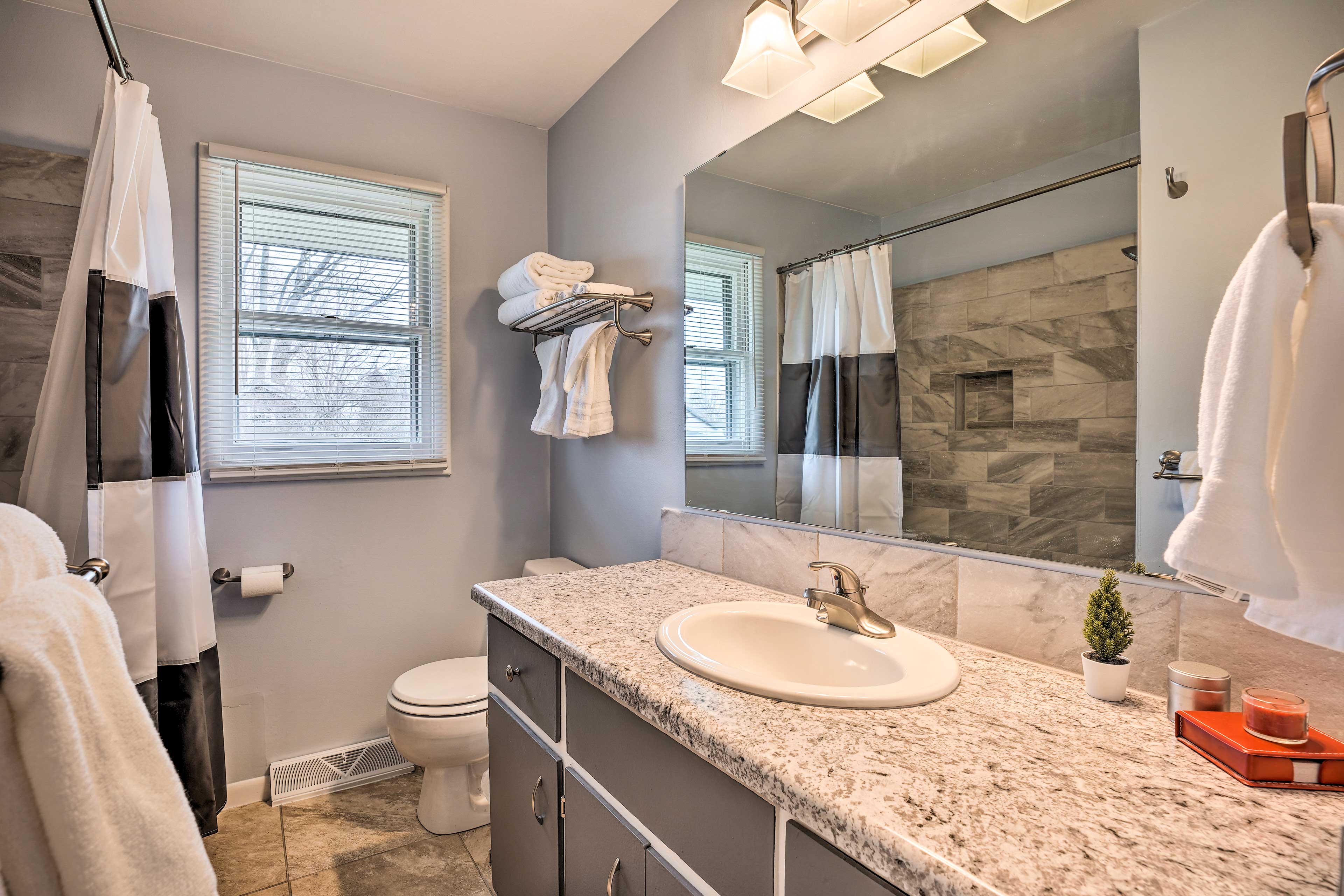 Full Bathroom | Towels Provided | Complimentary Toiletries