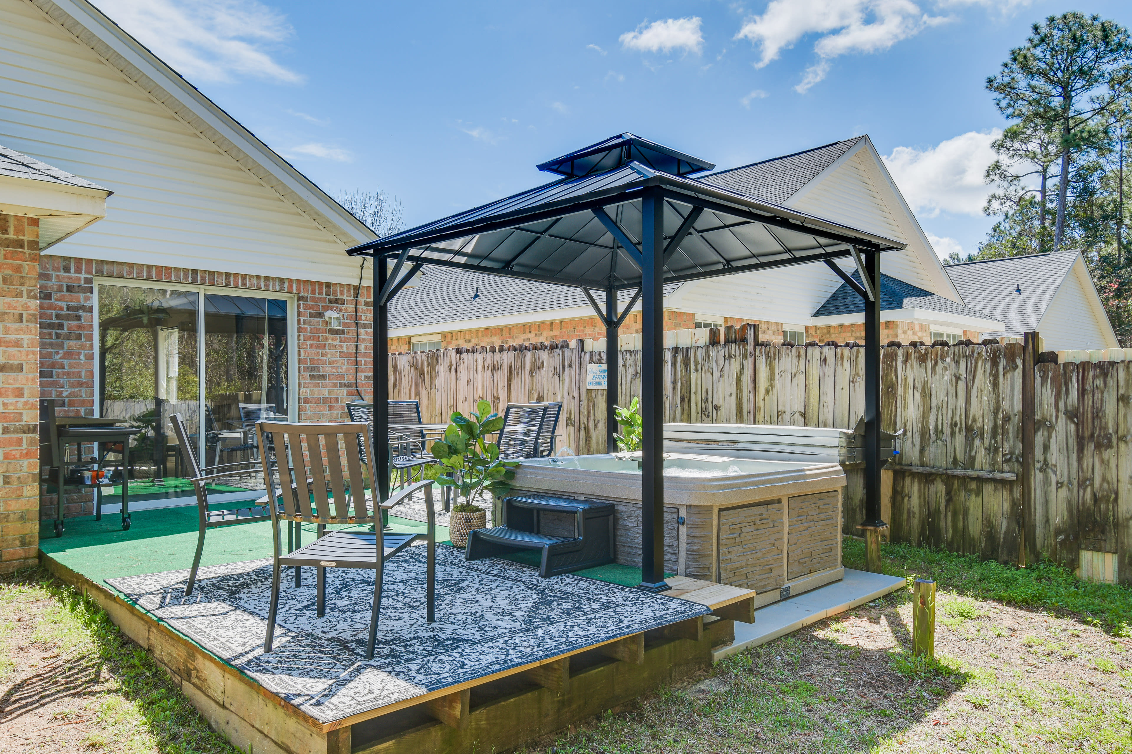 Home with Hot Tub & Yard, < 2 Miles to The Wharf!