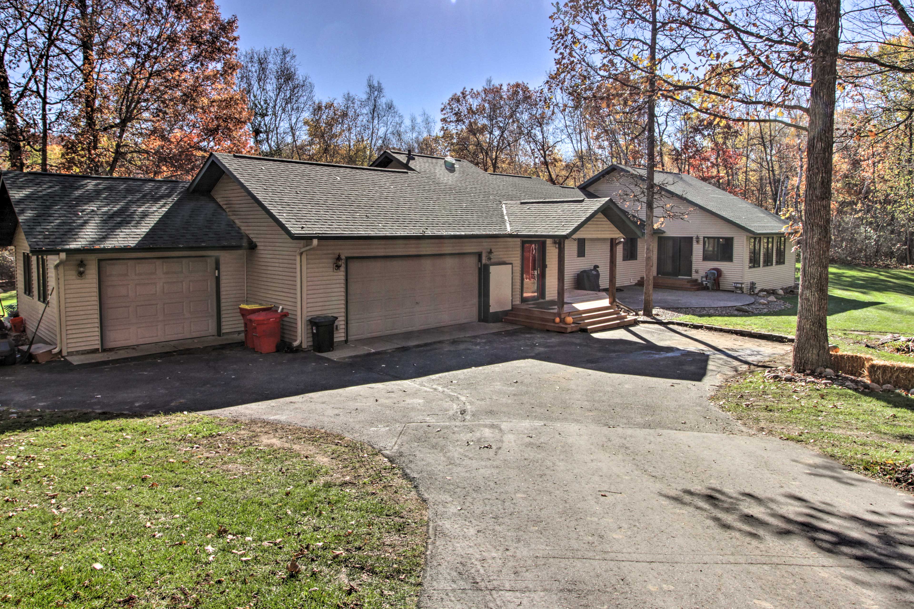 Cabin w/ Fire Pit & Movie Room, 1 Mi to Lake