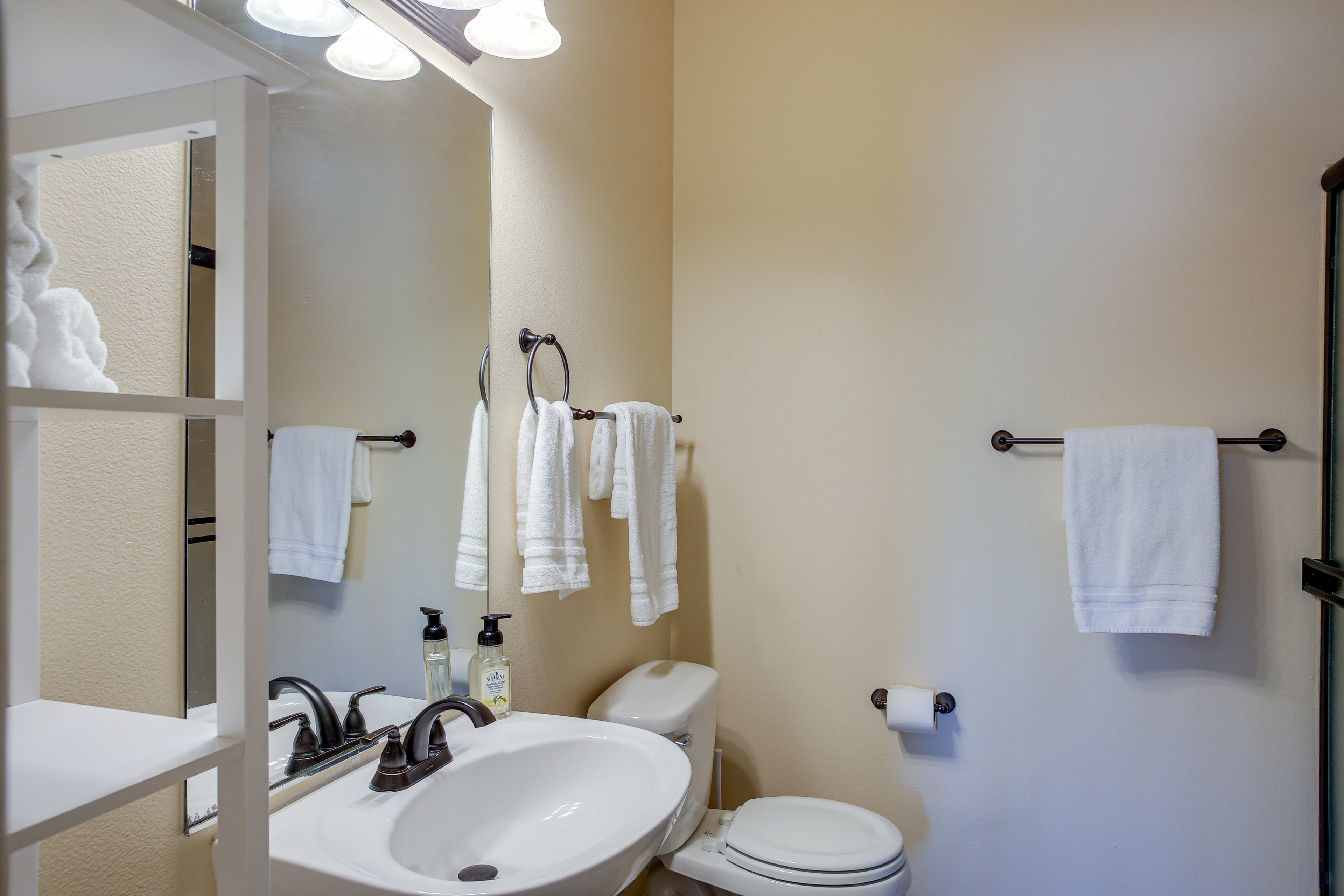 Full Bathroom | Towels Provided | Complimentary Toiletries