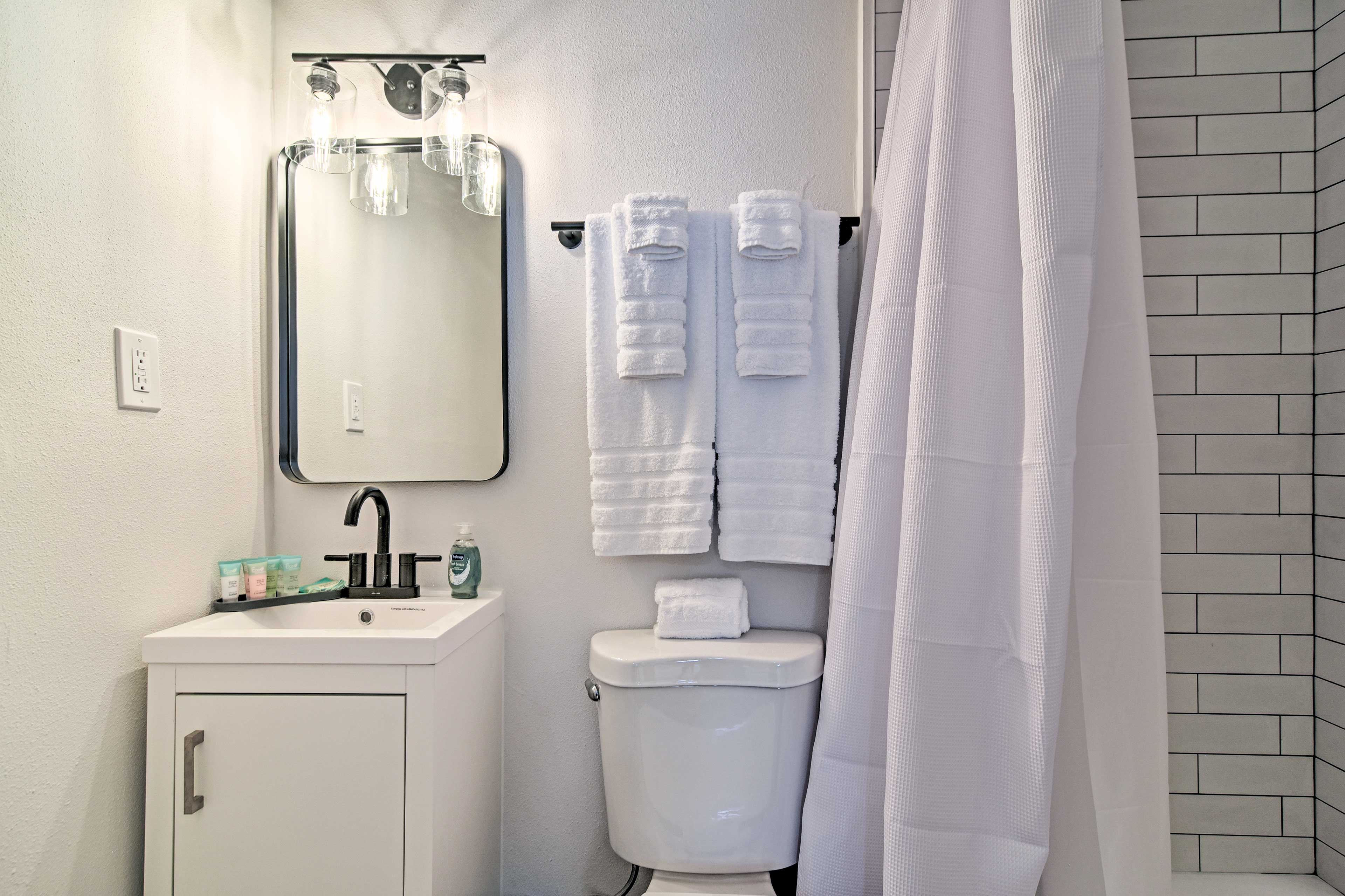 En-Suite Bathroom | Shower/Tub Combo