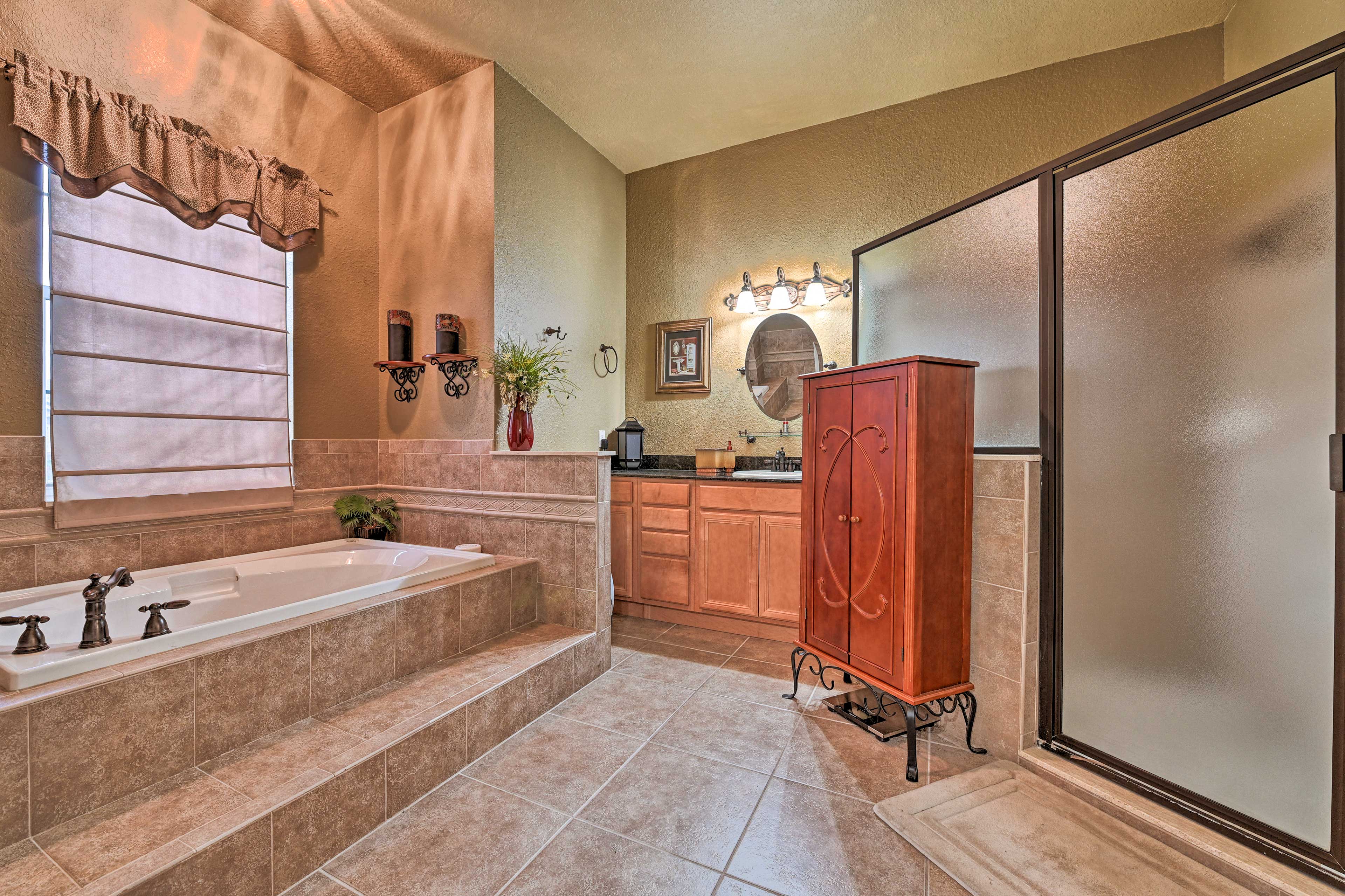 Full Bathroom | Towels Provided | Complimentary Toiletries