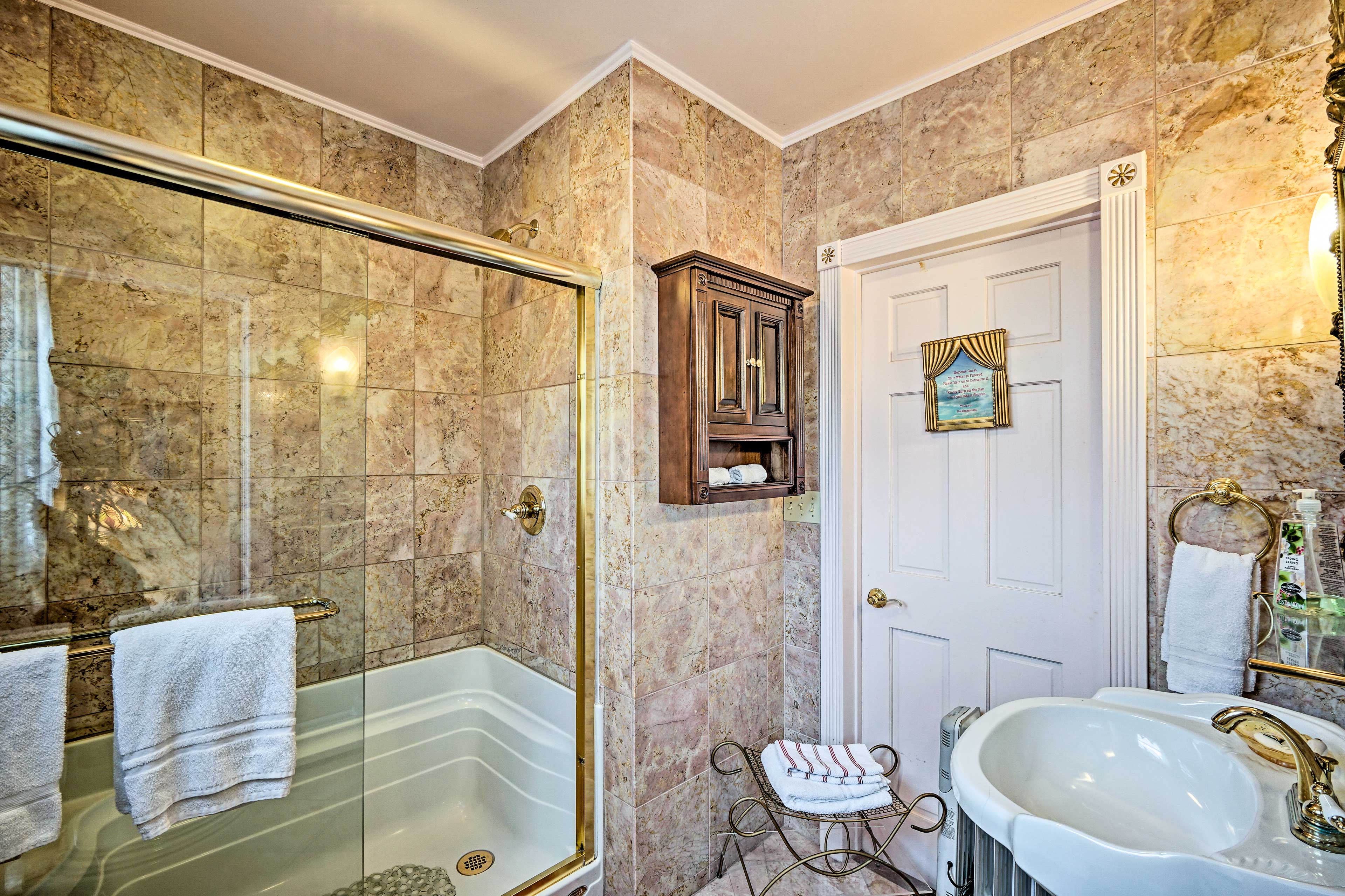 Full Bathroom | Towels Provided | Complimentary Toiletries