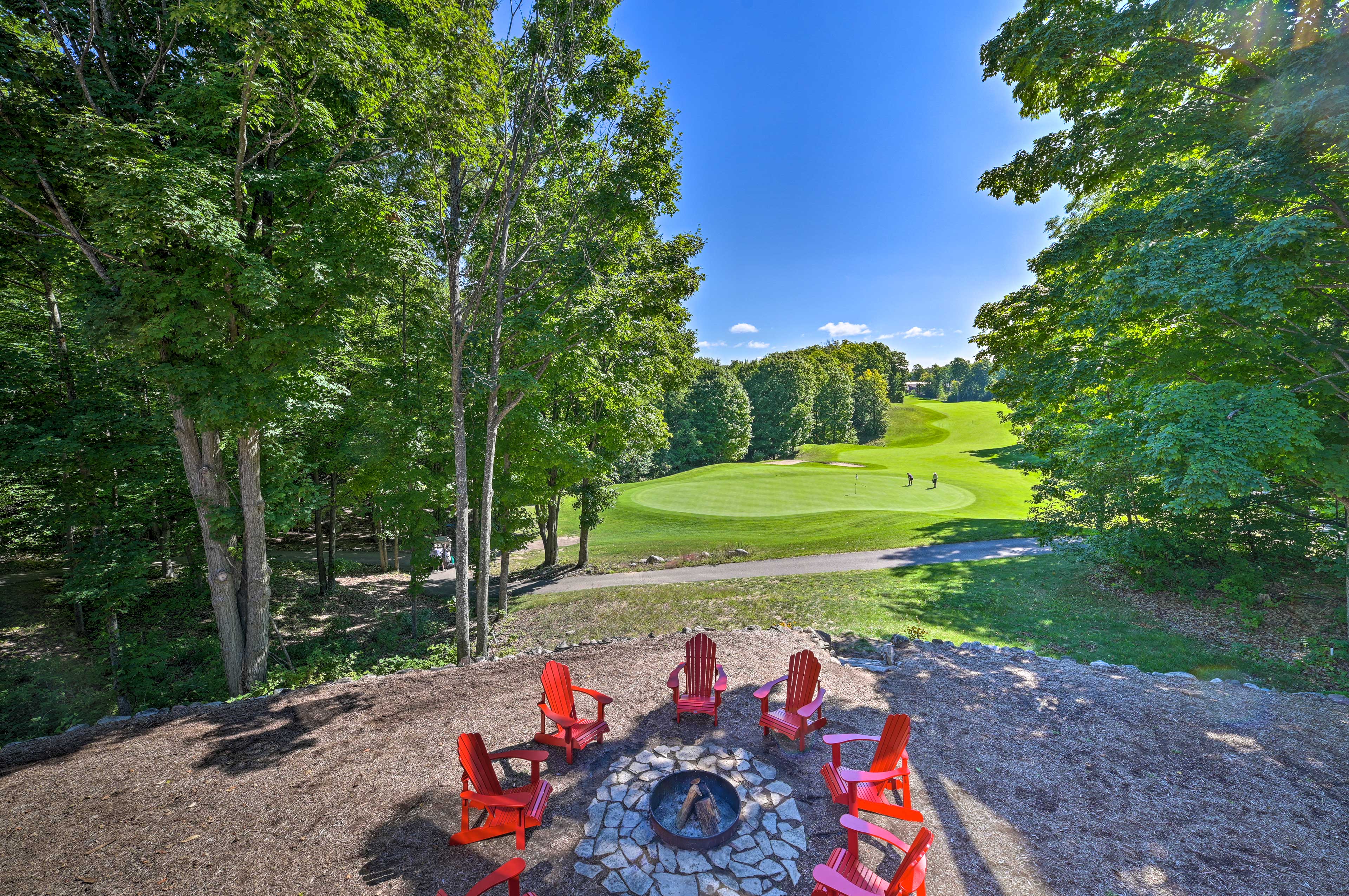 Private Yard | Fire Pit | Golf Green Views