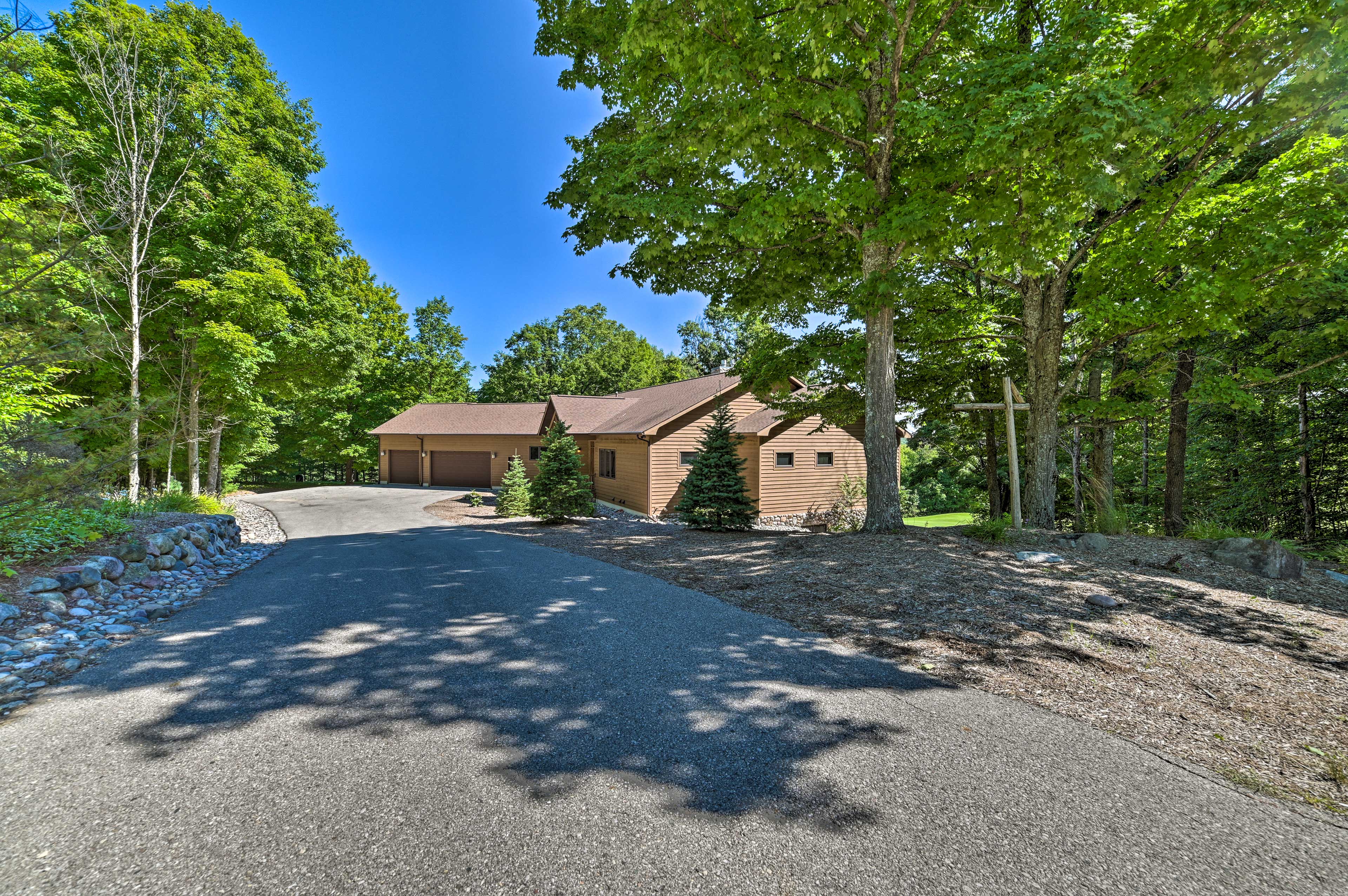 Parking | Driveway (6 Vehicles)