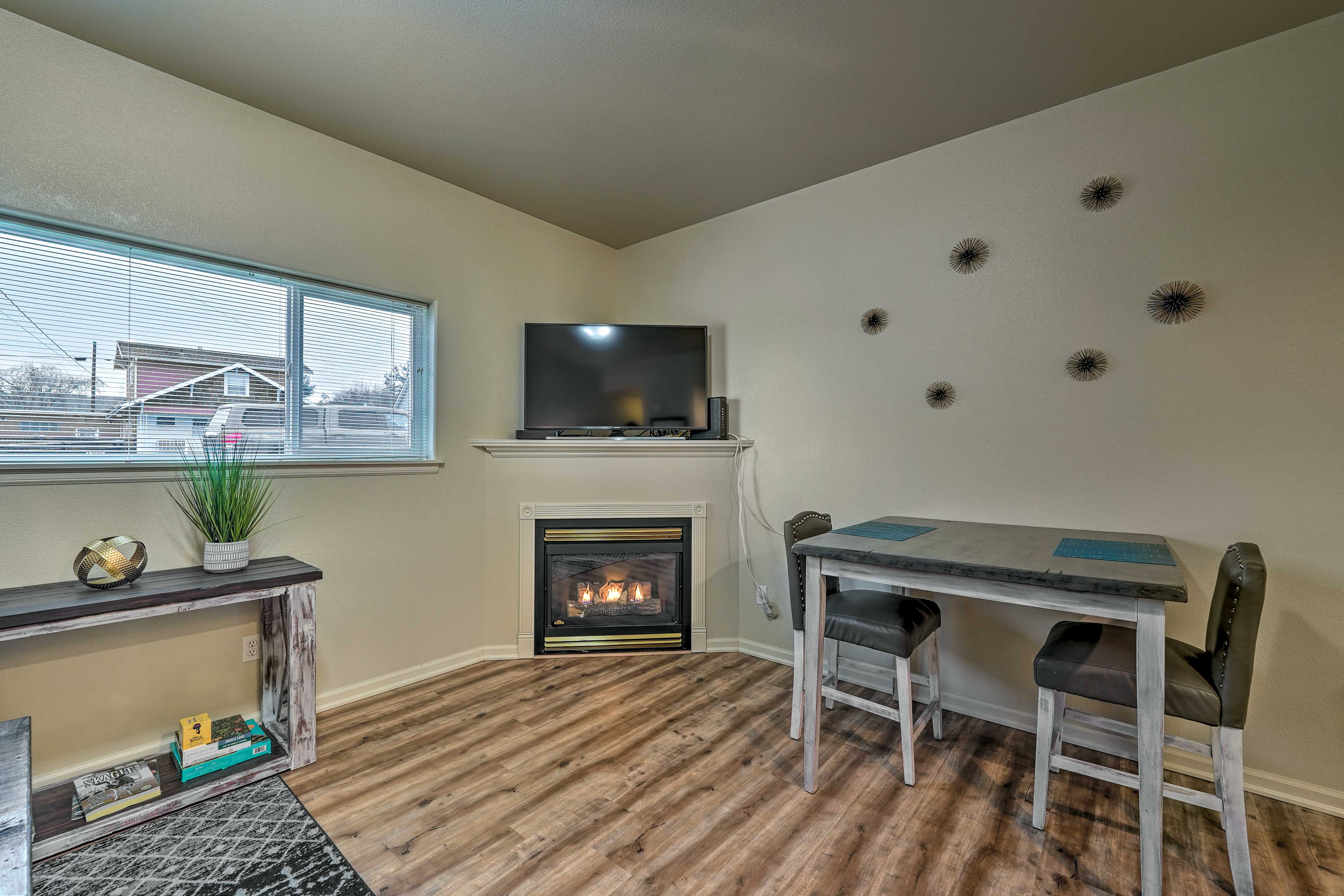 Living Room | Smart TV | Gas Fireplace
