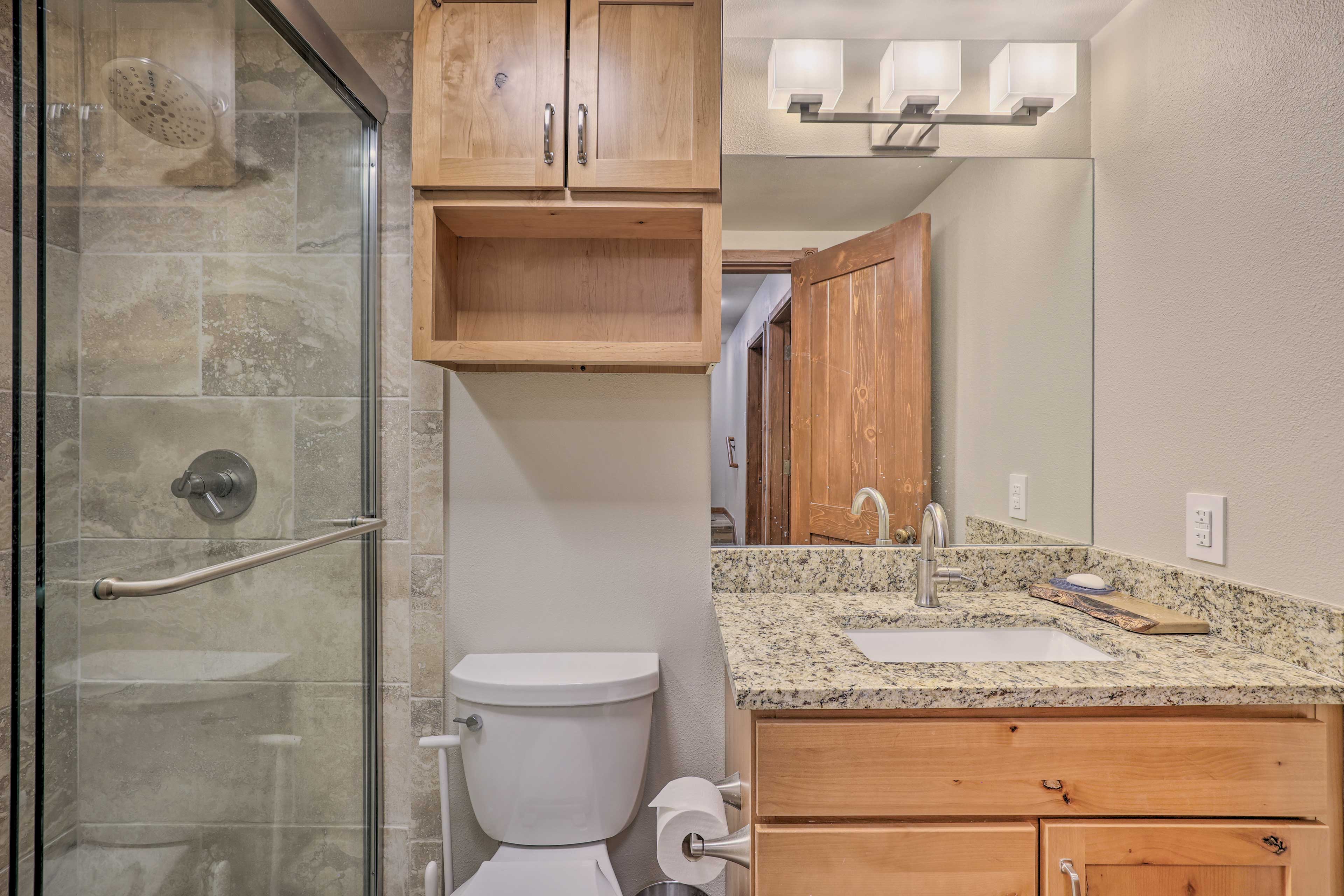 Full Bathroom | Walk-In Shower | Towels Provided