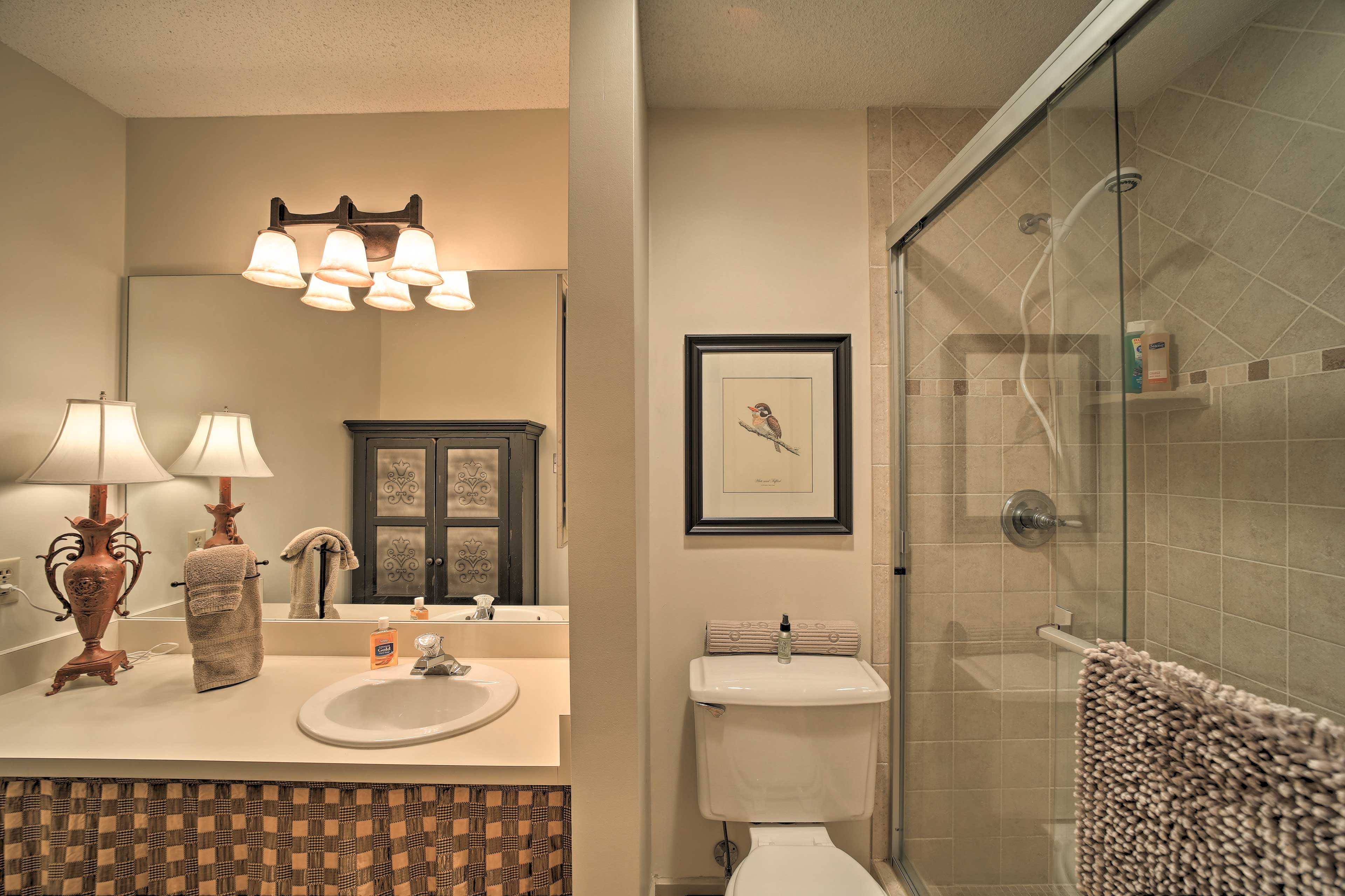 Full Bathroom | Towels Provided | Complimentary Toiletries