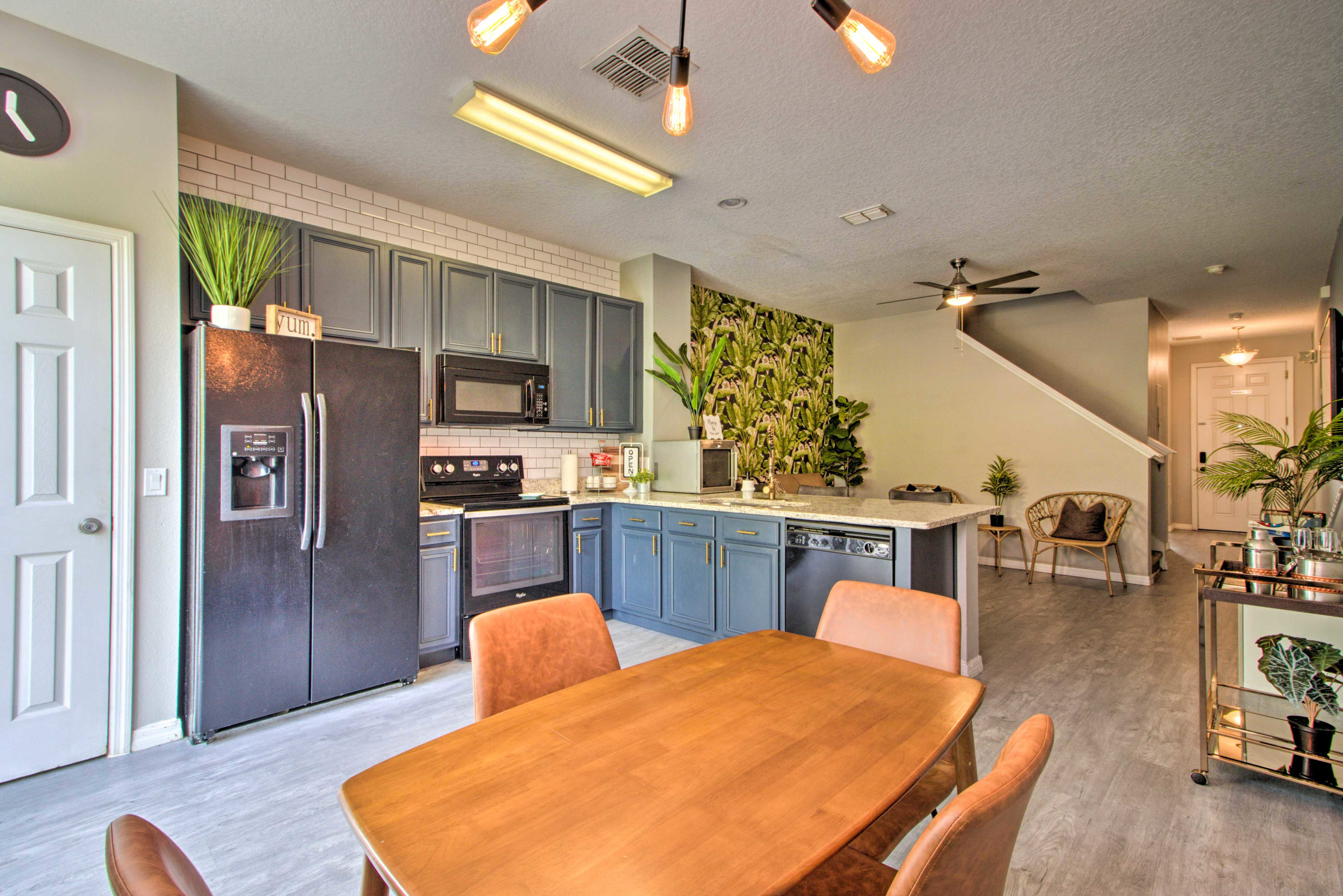 Dining Area | Dishware Provided