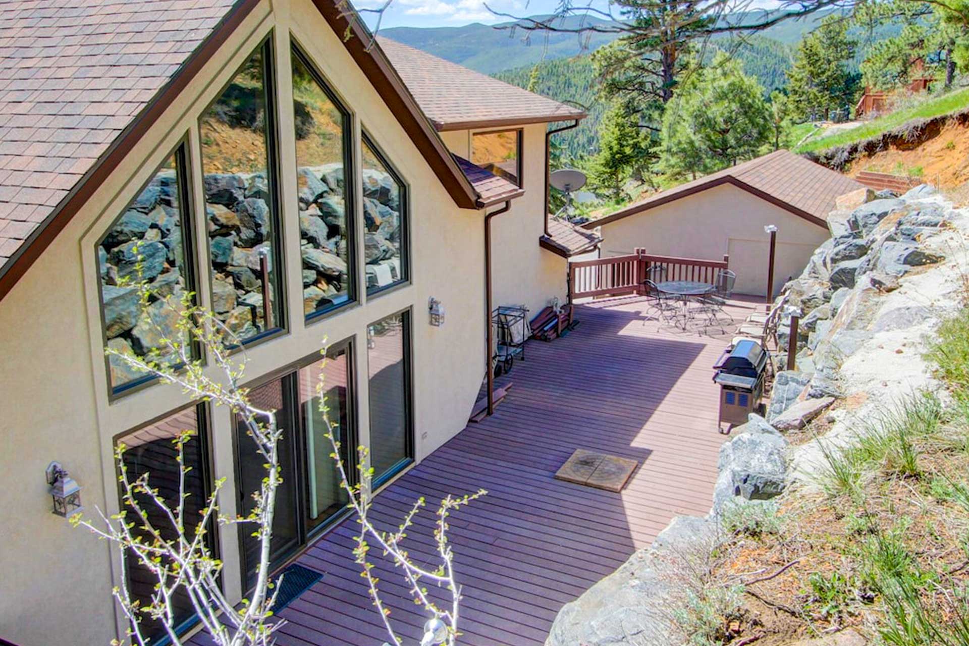 Decks | Outdoor Dining Table | Mountain Views