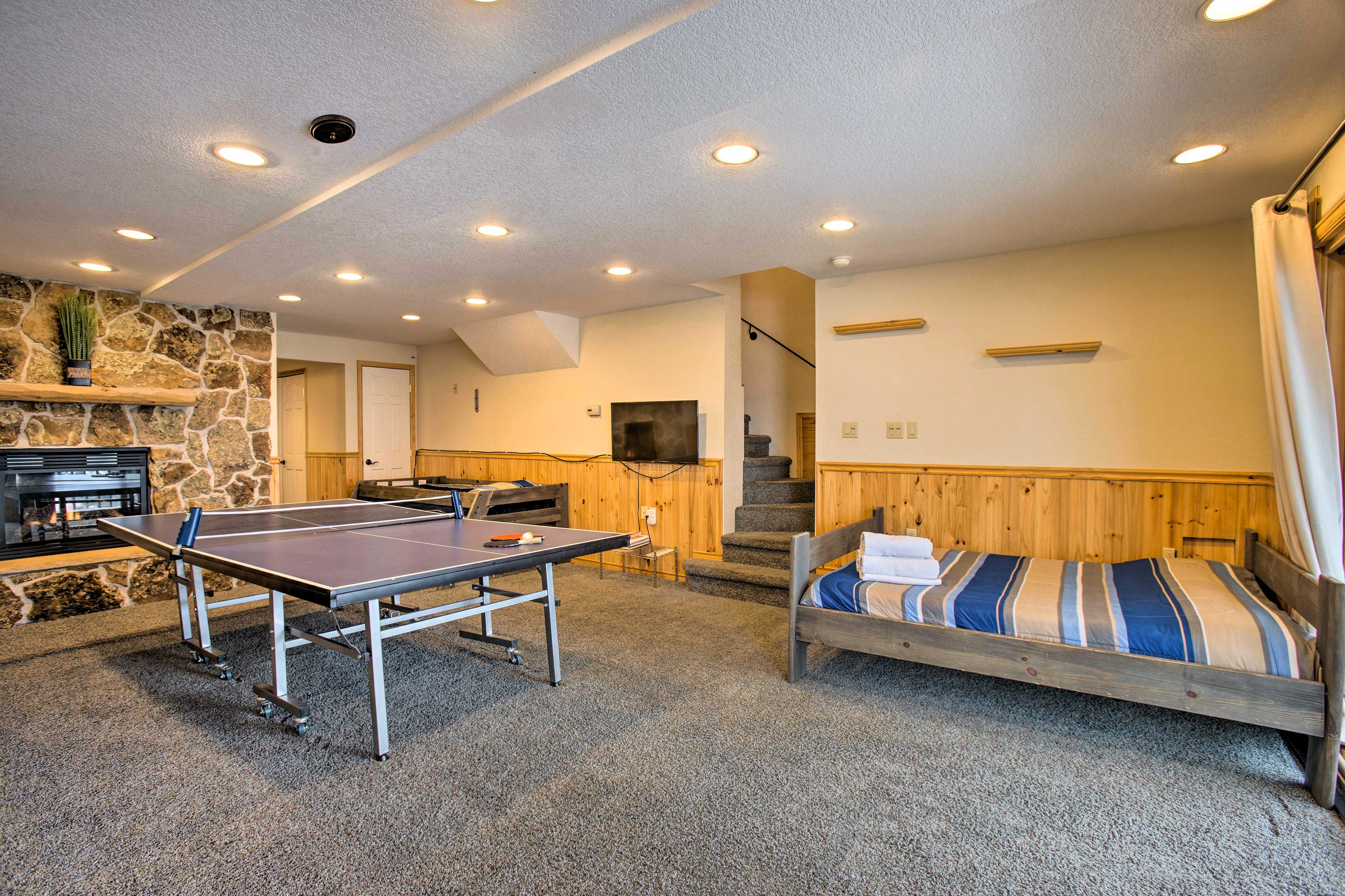Game Room | Lower Level | Ping Pong | Fireplace | Smart TV