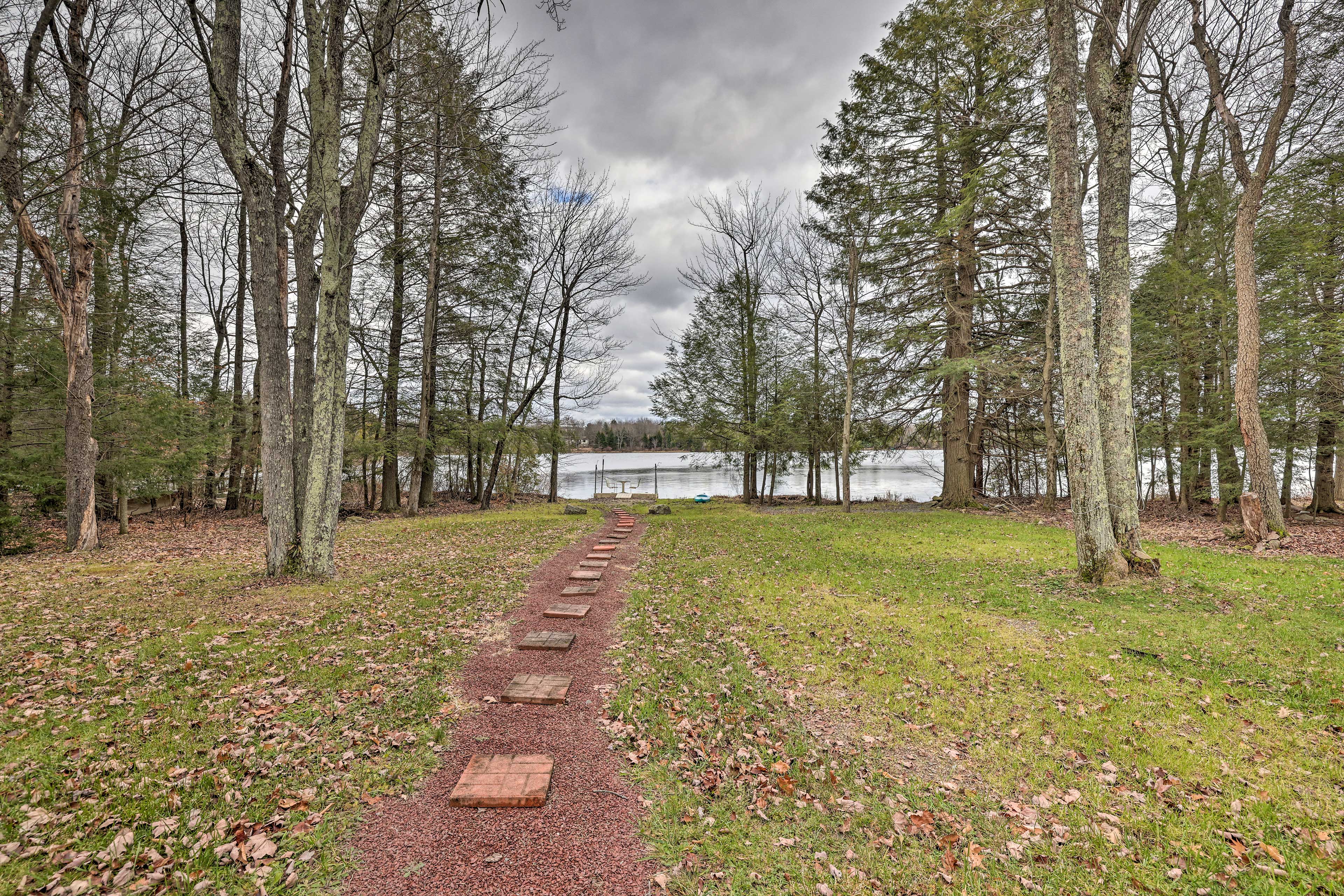 Private Yard | Walkway to Lakefront