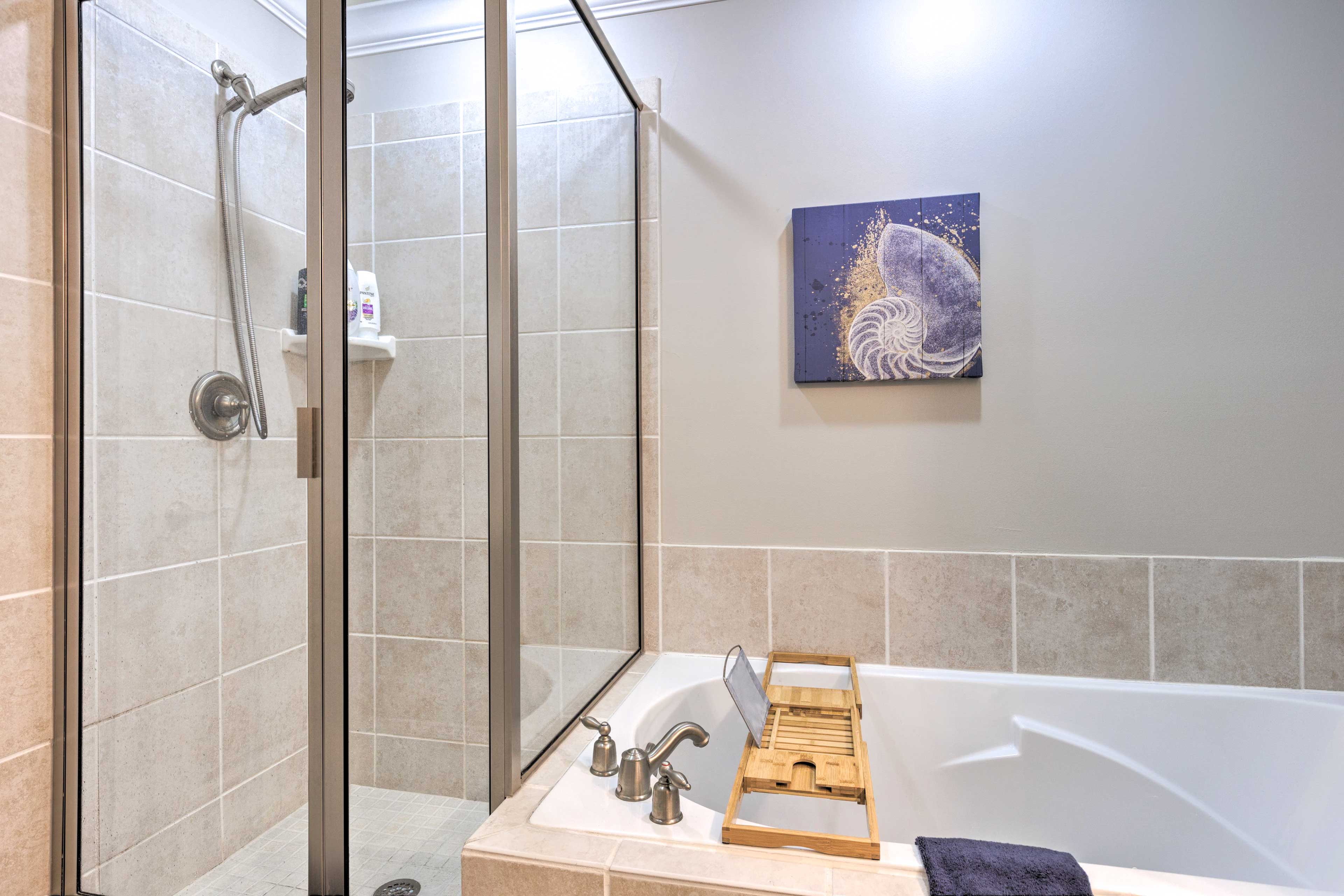 Full En-Suite Bathroom | Jetted Tub