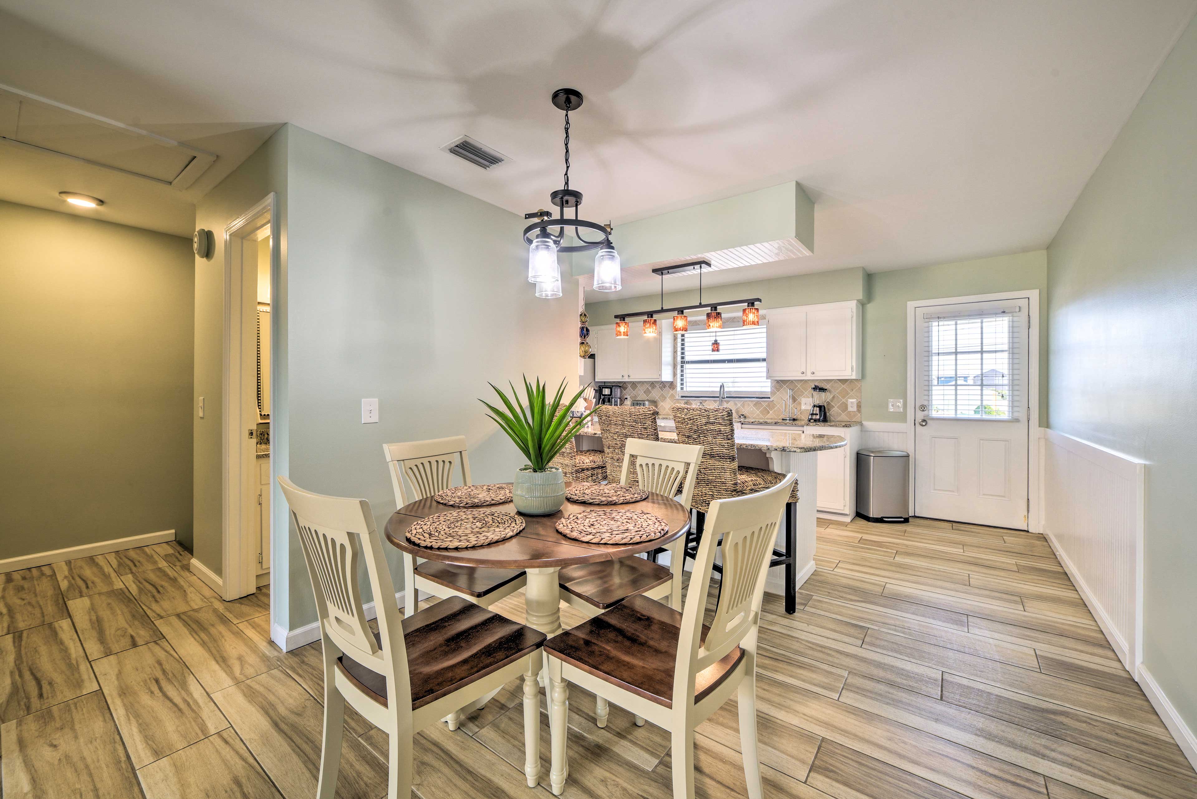 Dining Area | Dishware Provided