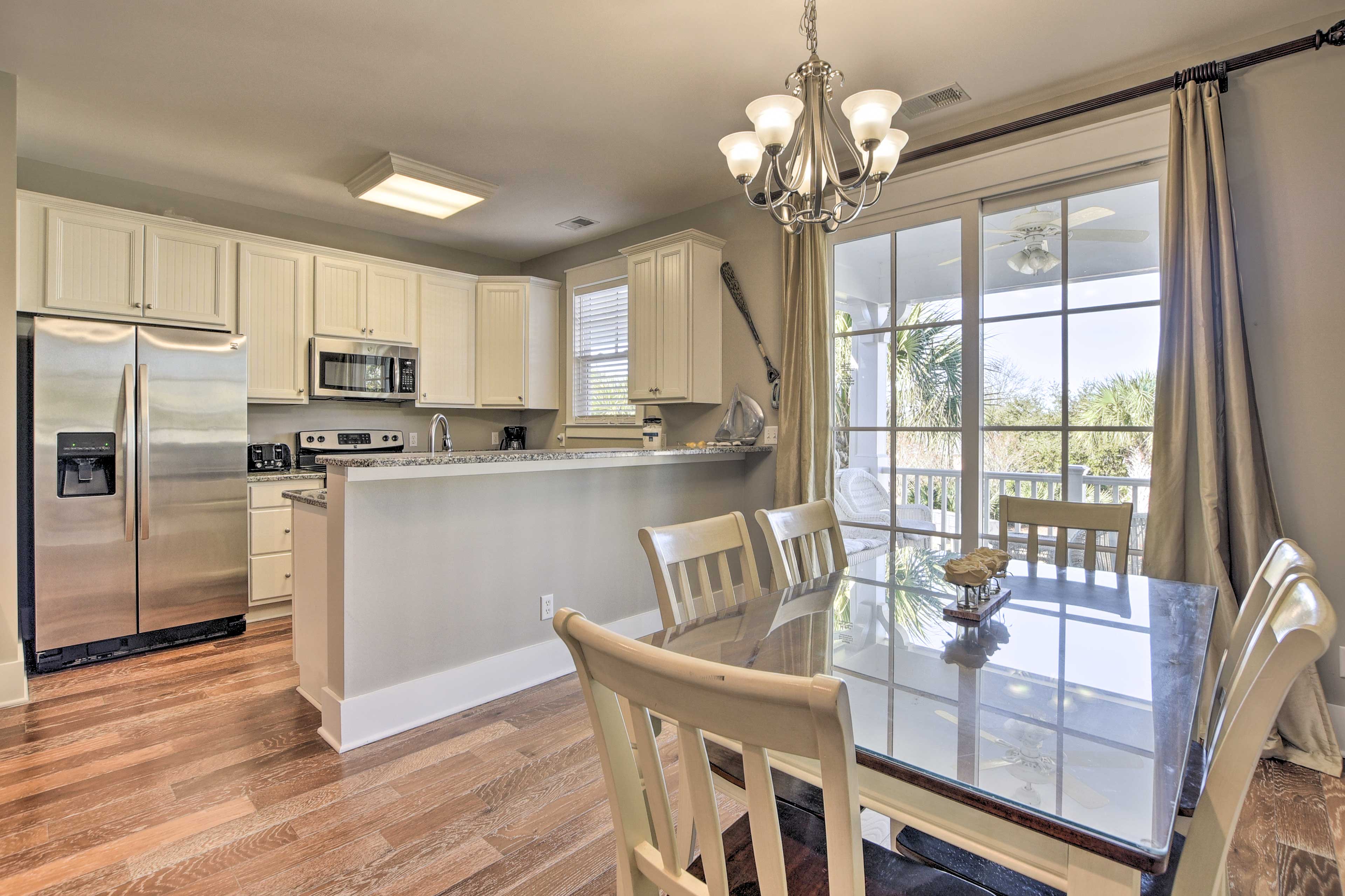 Dining Area | Dishware/Flatware Provided