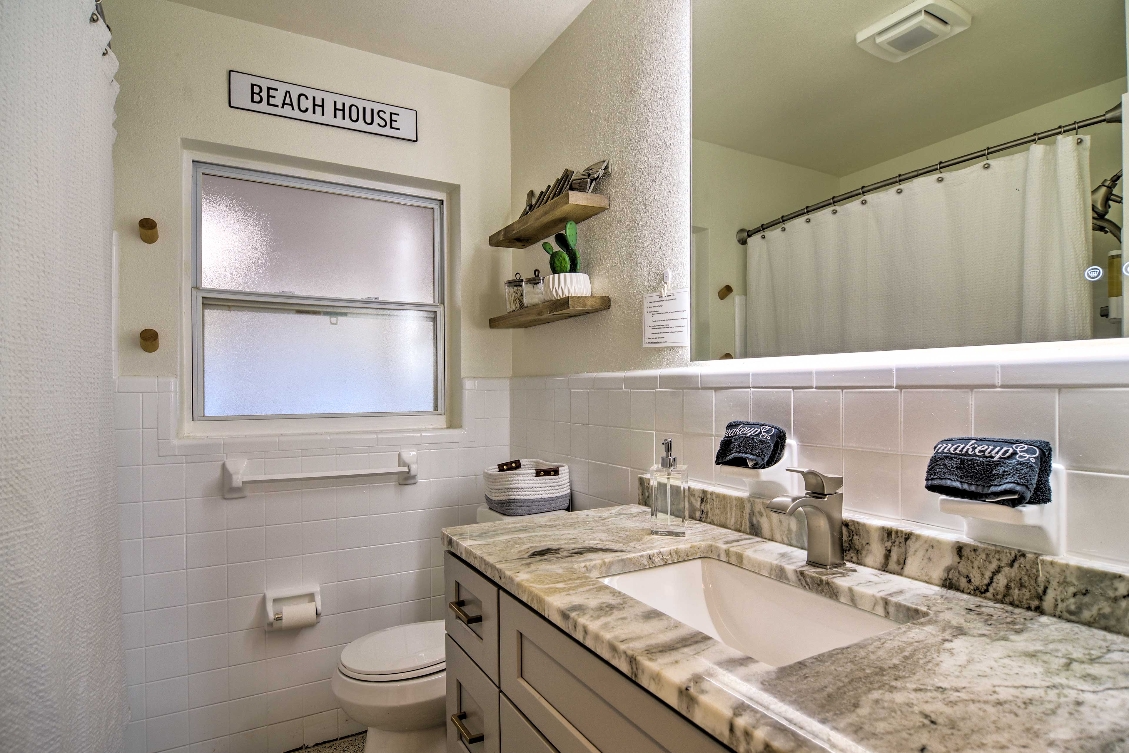 Full Bathroom | Complimentary Toiletries | Hair Dryer