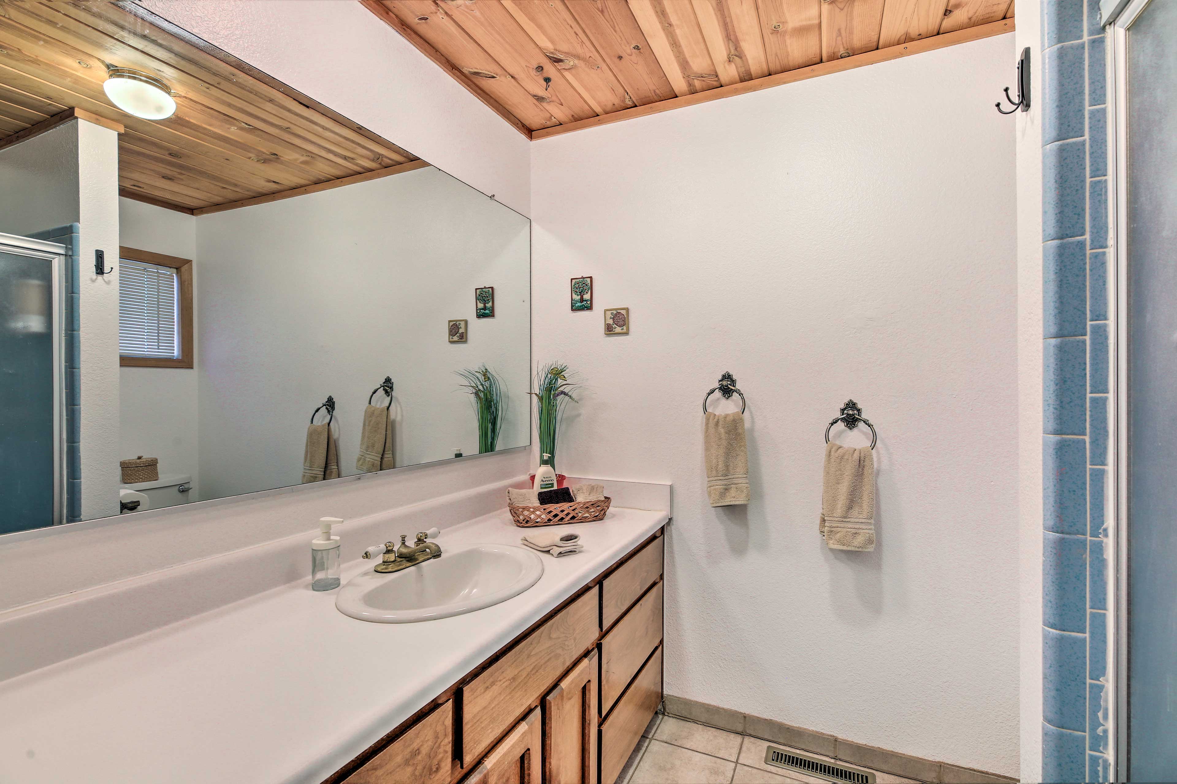 Full Bathroom | Linens & Towels | Complimentary Toiletries | Hair Dryer