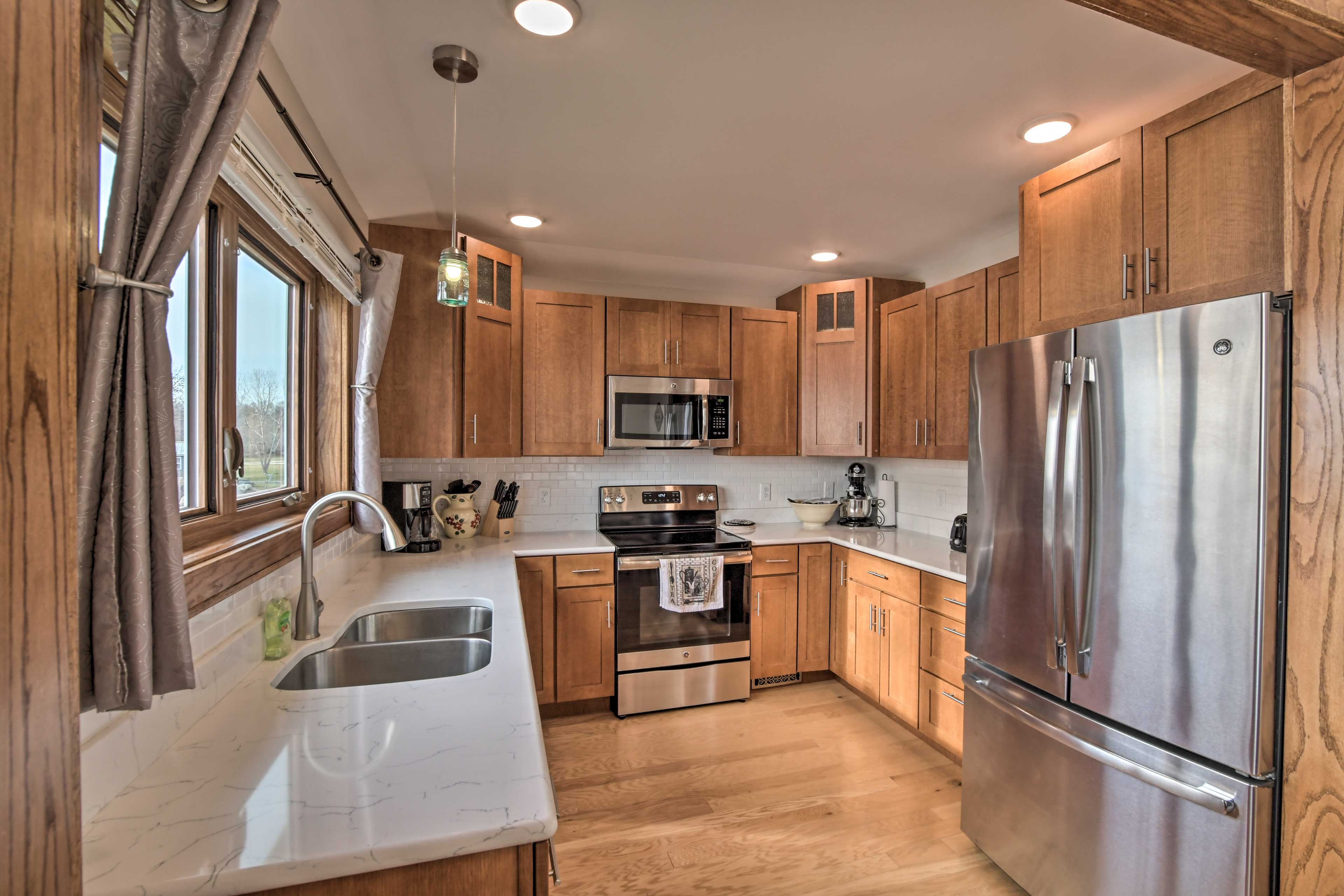 Fully Equipped Kitchen | Main Floor