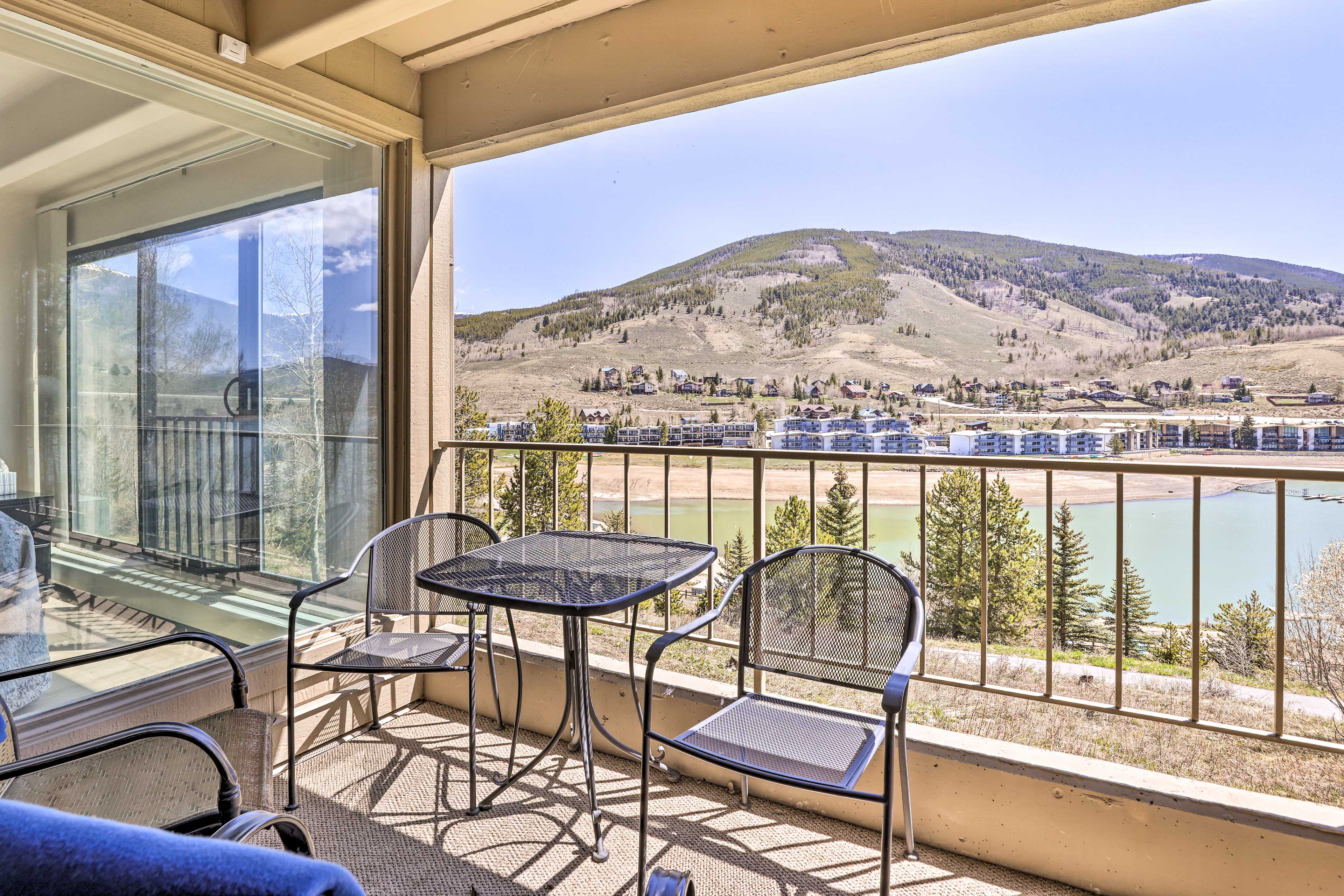 Cozy Dillon Condo w/ Mtn & Reservoir Views!