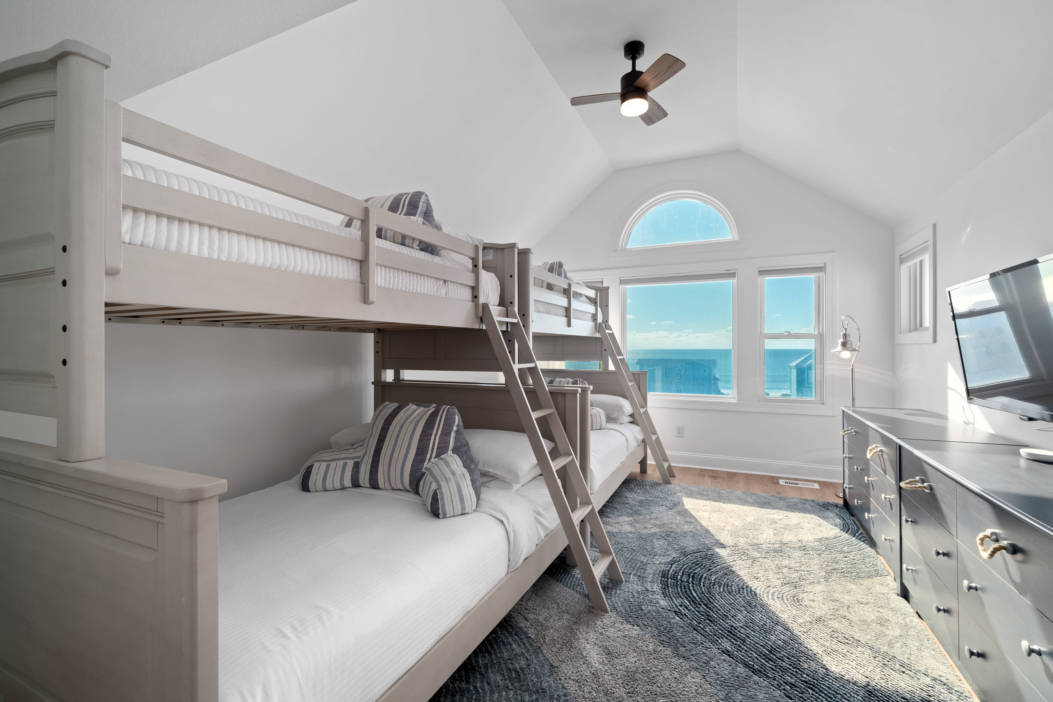 Bedroom 6 | 2 Twin/Full Bunk Beds