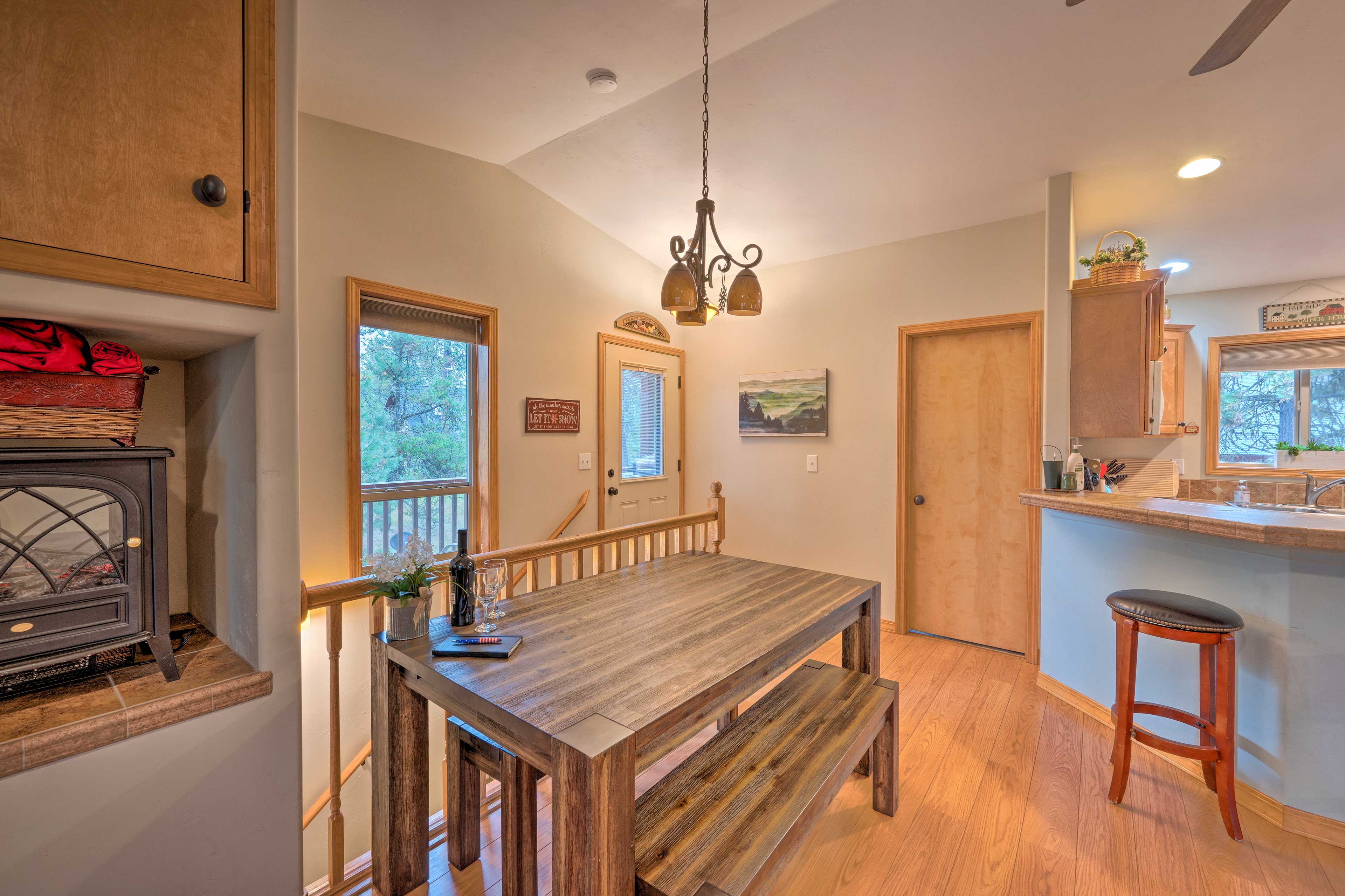 Dining Area | Dishware Provided