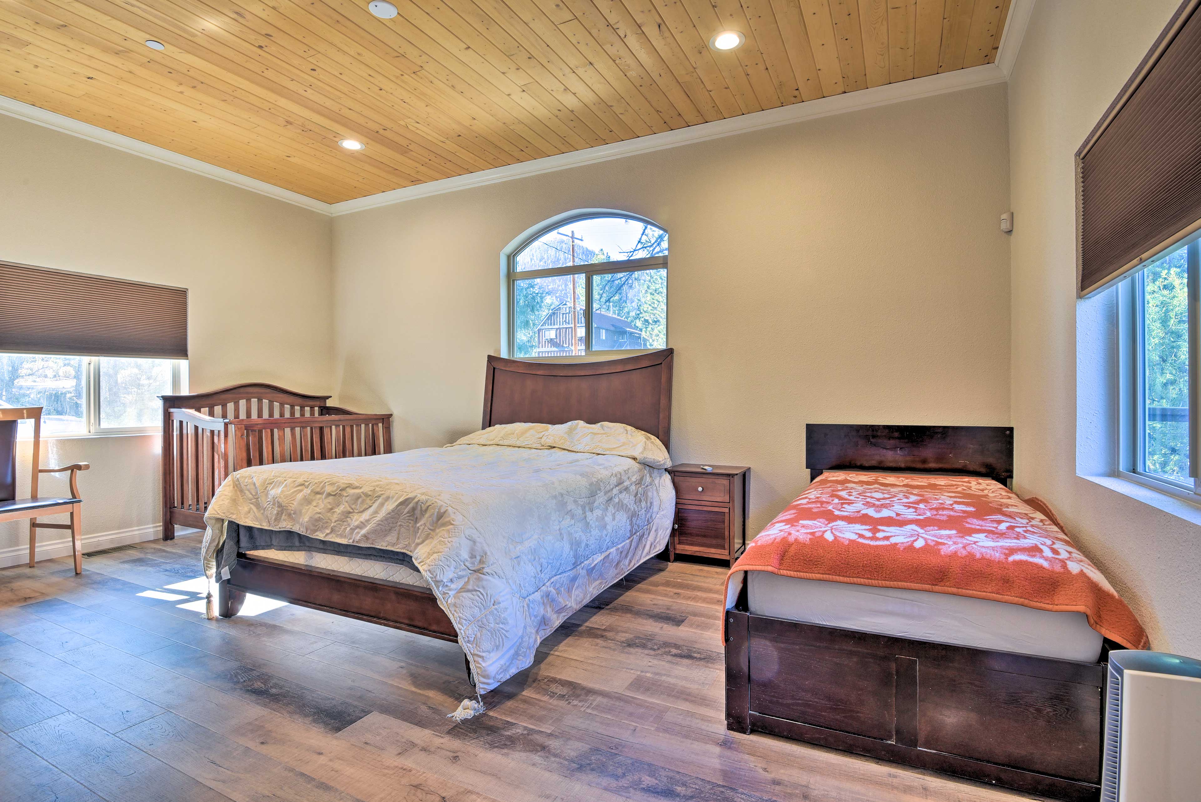 Bedroom 2 | Queen Bed | Twin Bed | Crib | Main Floor