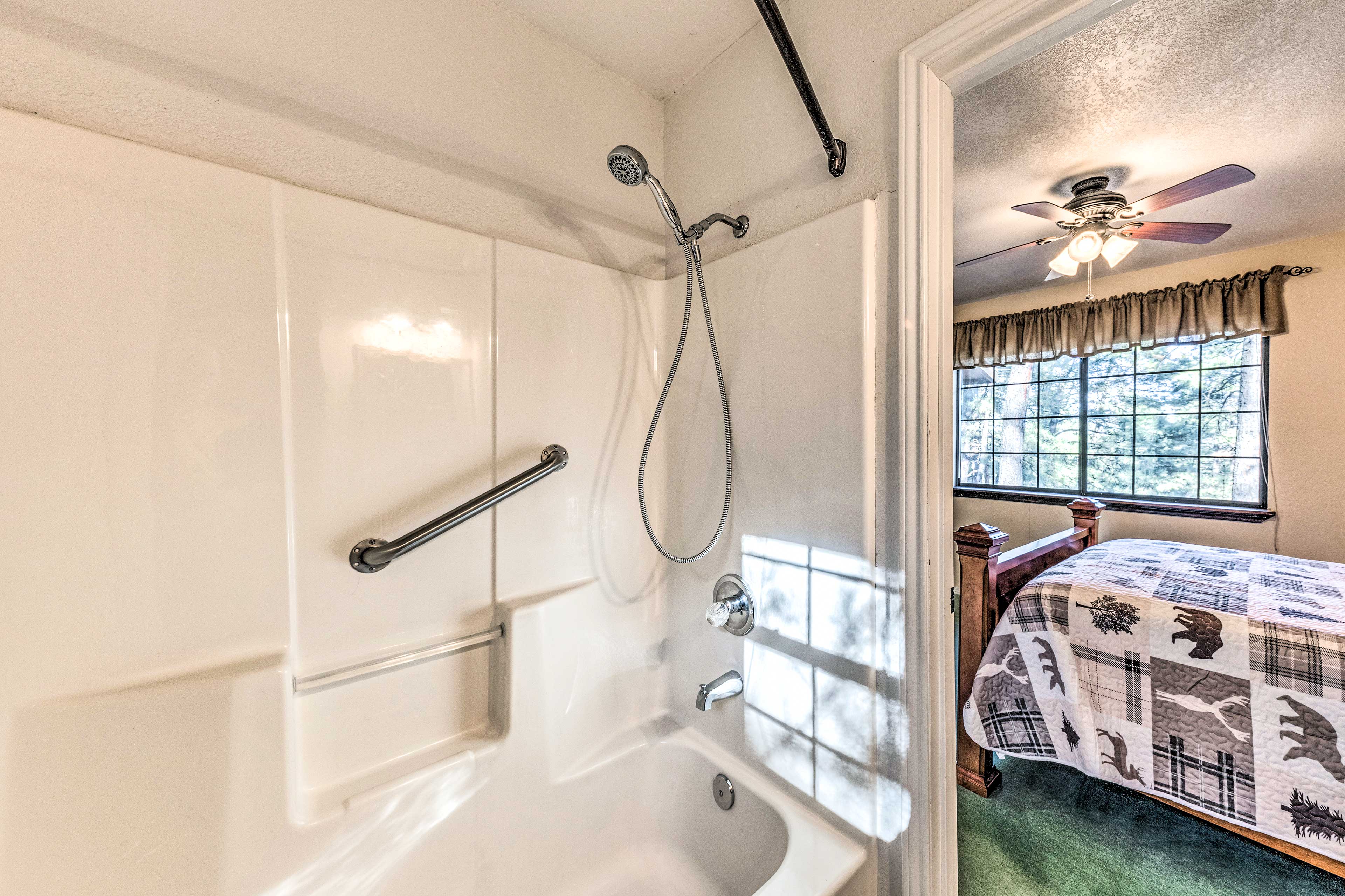 En-Suite Bathroom | Towels Provided | Complimentary Toiletries