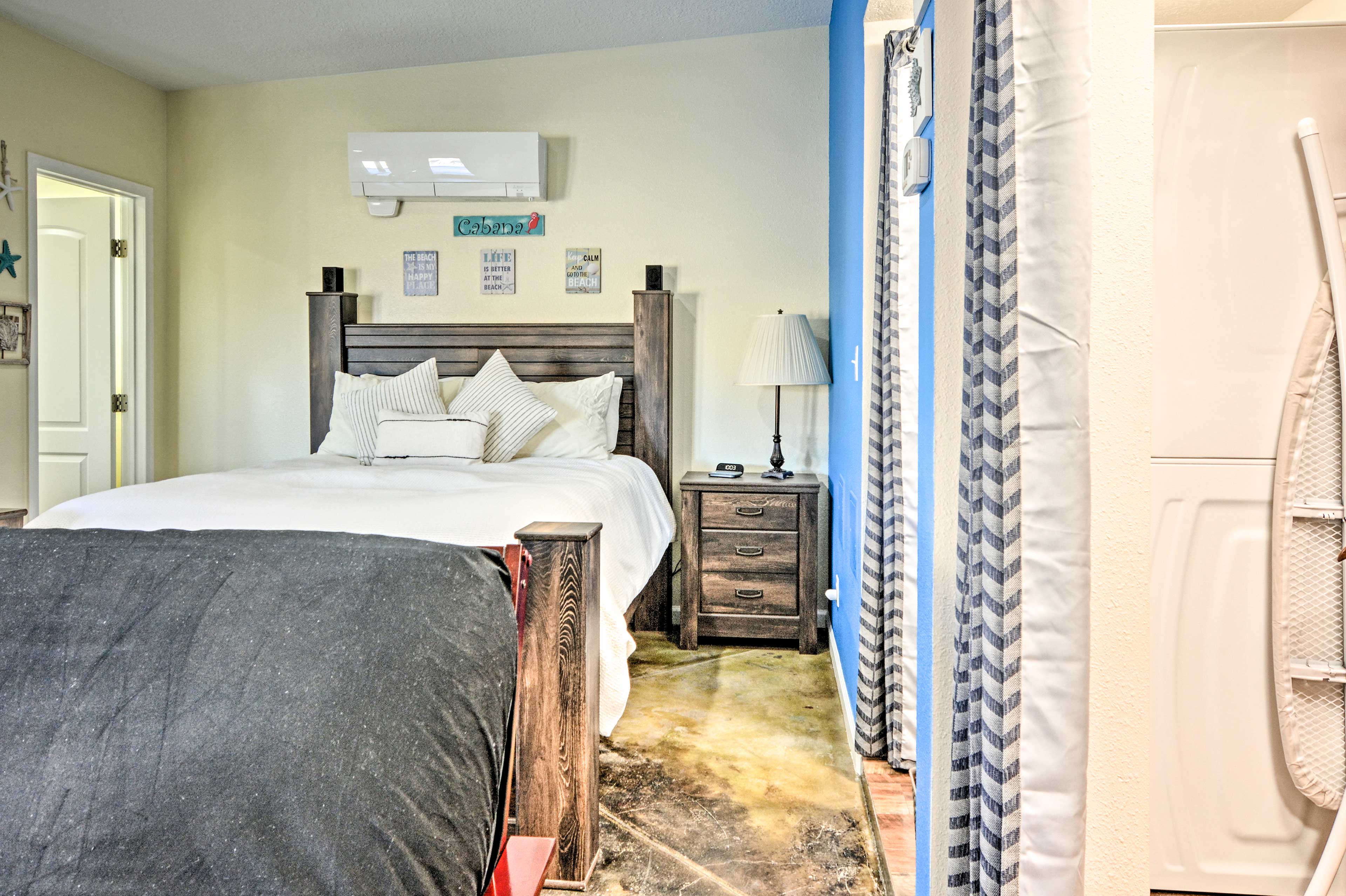 Studio Vacation Rental | Queen Bed