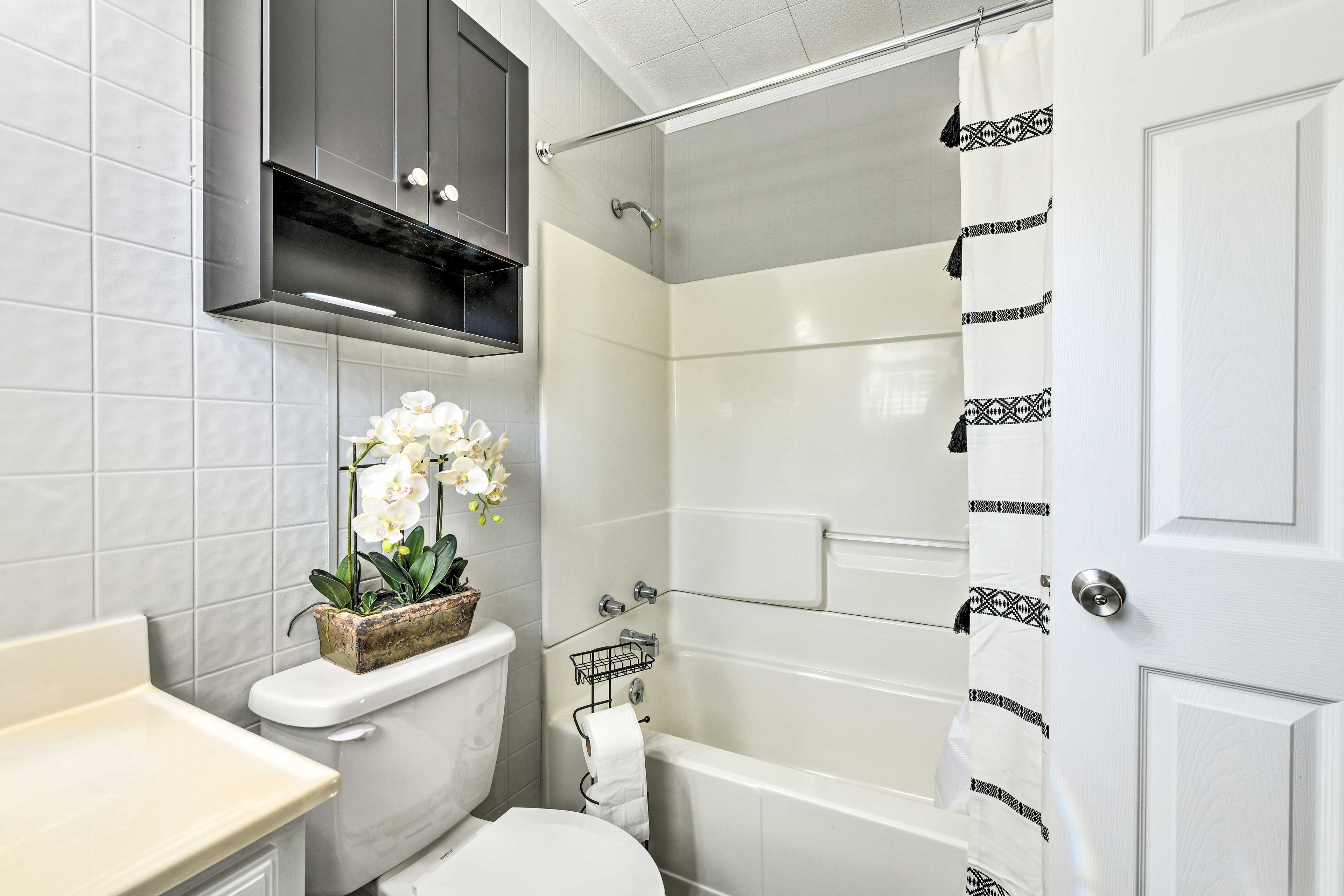 En-Suite Bathroom | Towels Provided | Complimentary Toiletries | Hair Dryer