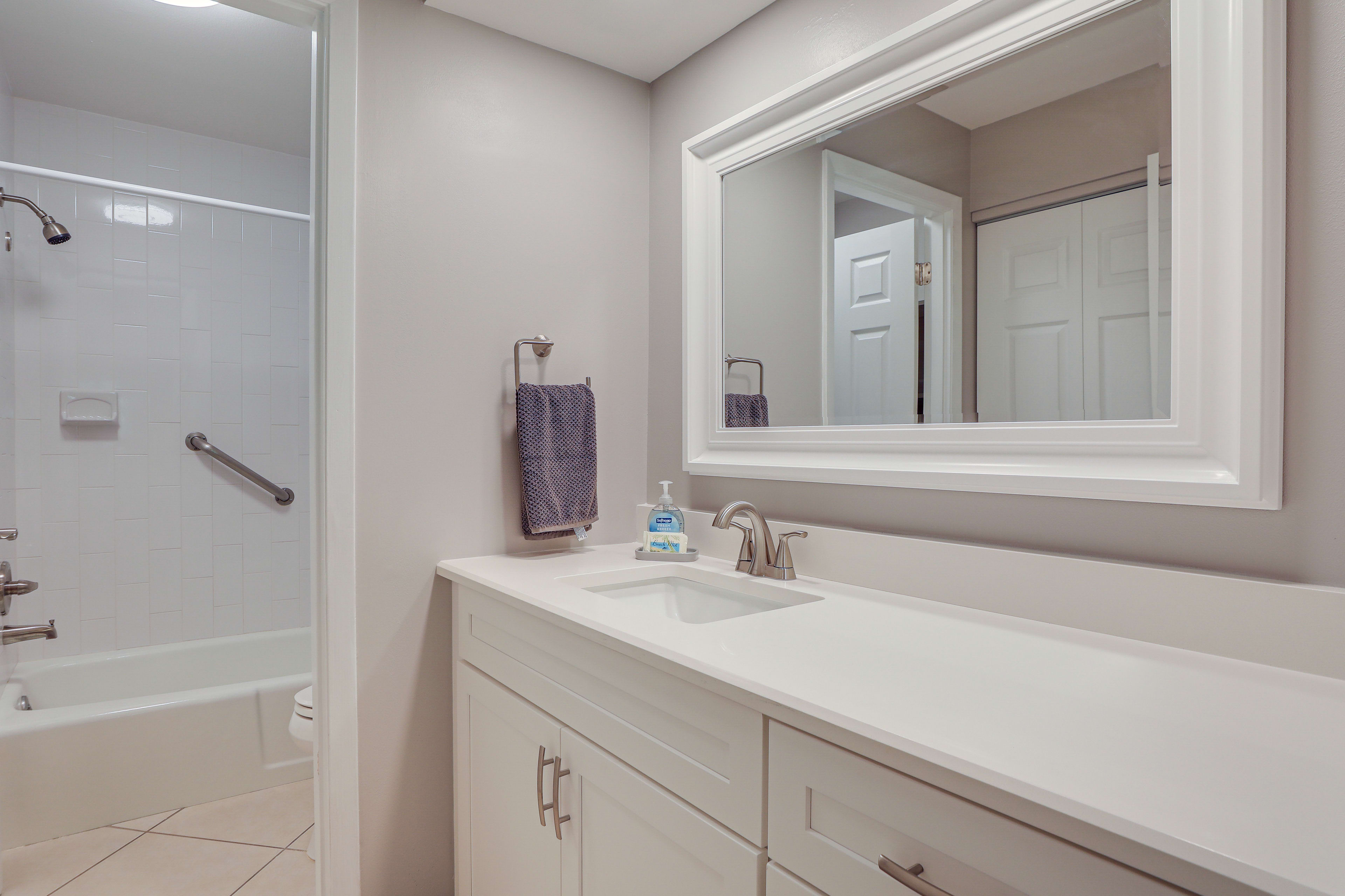 En-Suite Bathroom | Shower/Tub Combo | Walk-In Closet | Towels & Linens Provided