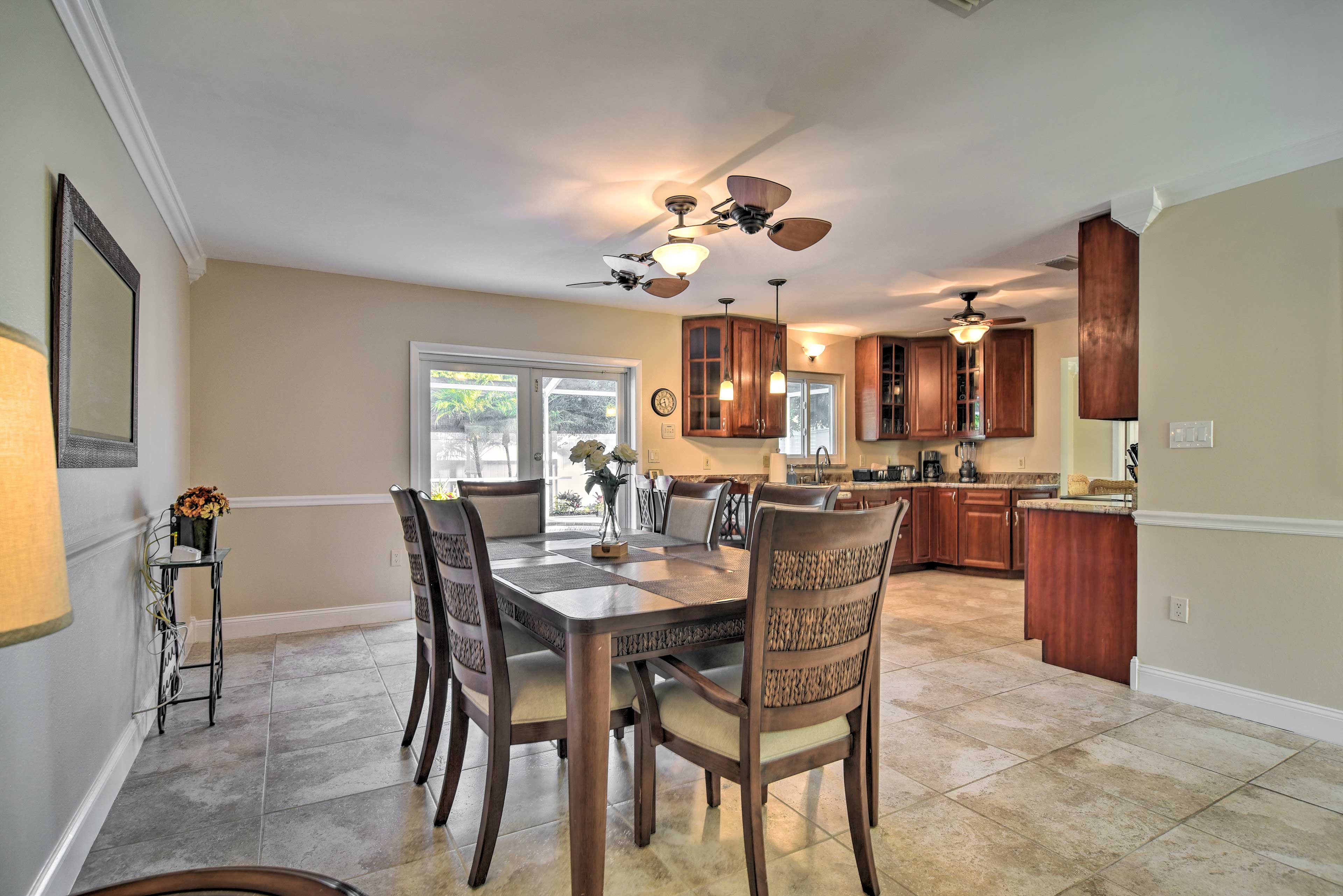 Dining Area | 6-Person Dining Table