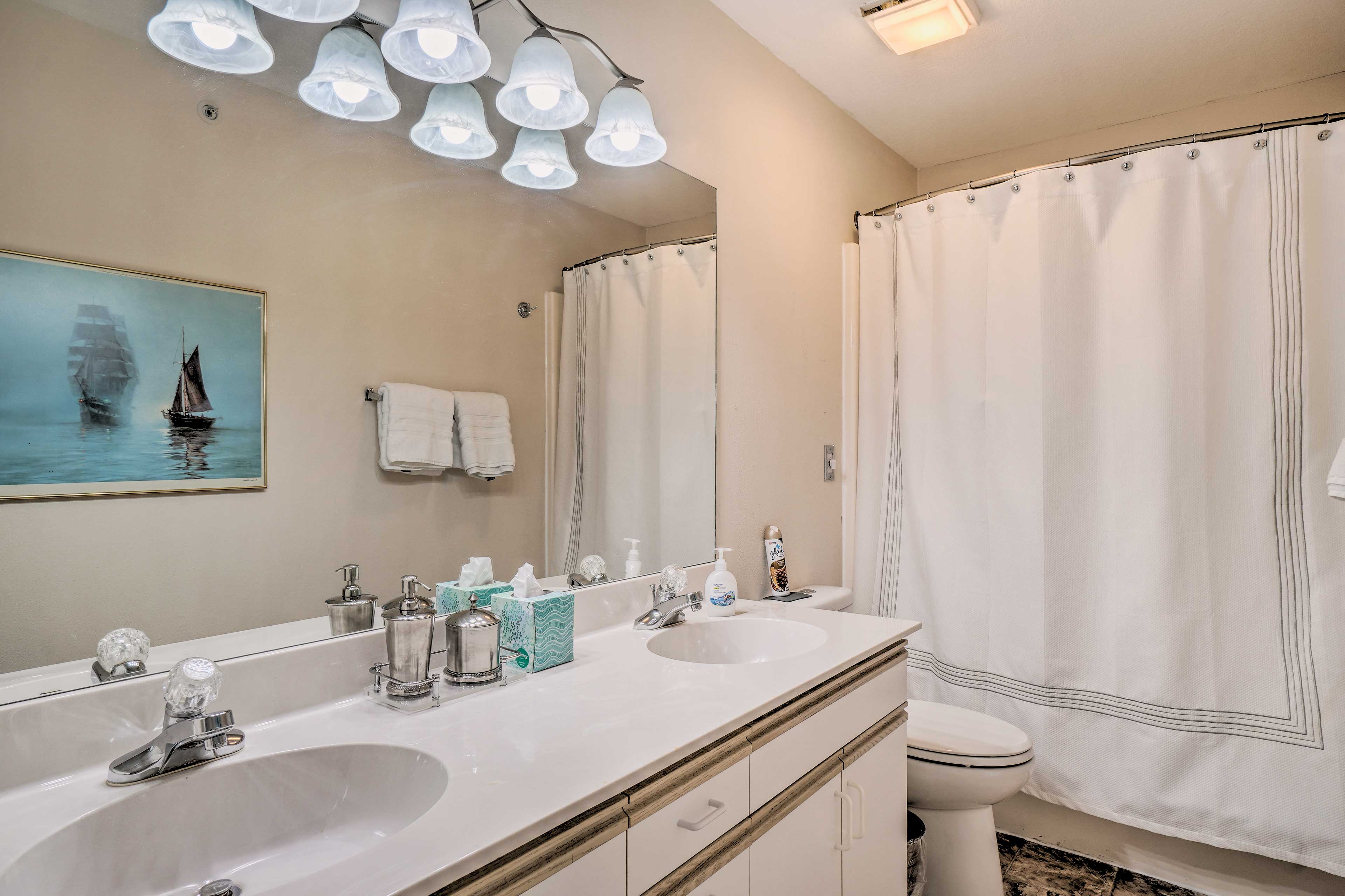 En-Suite Bathroom | Towels Provided