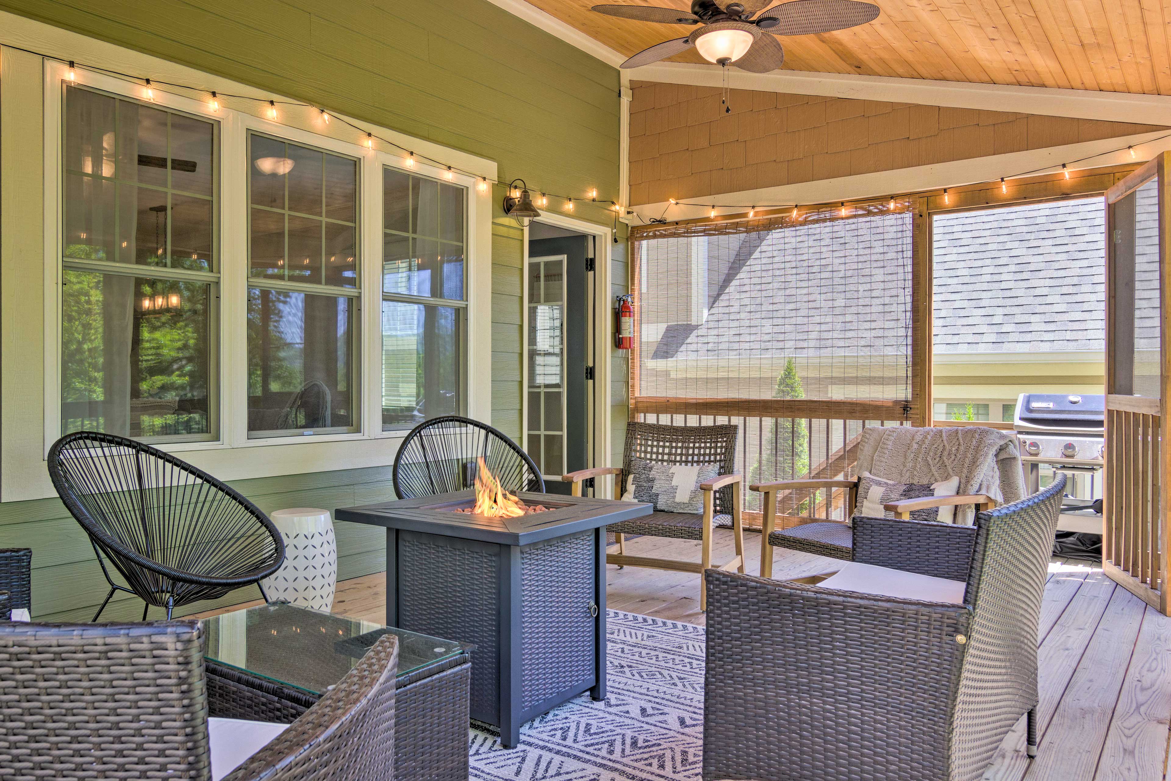 Screened-In Deck | Gas Fire Pit