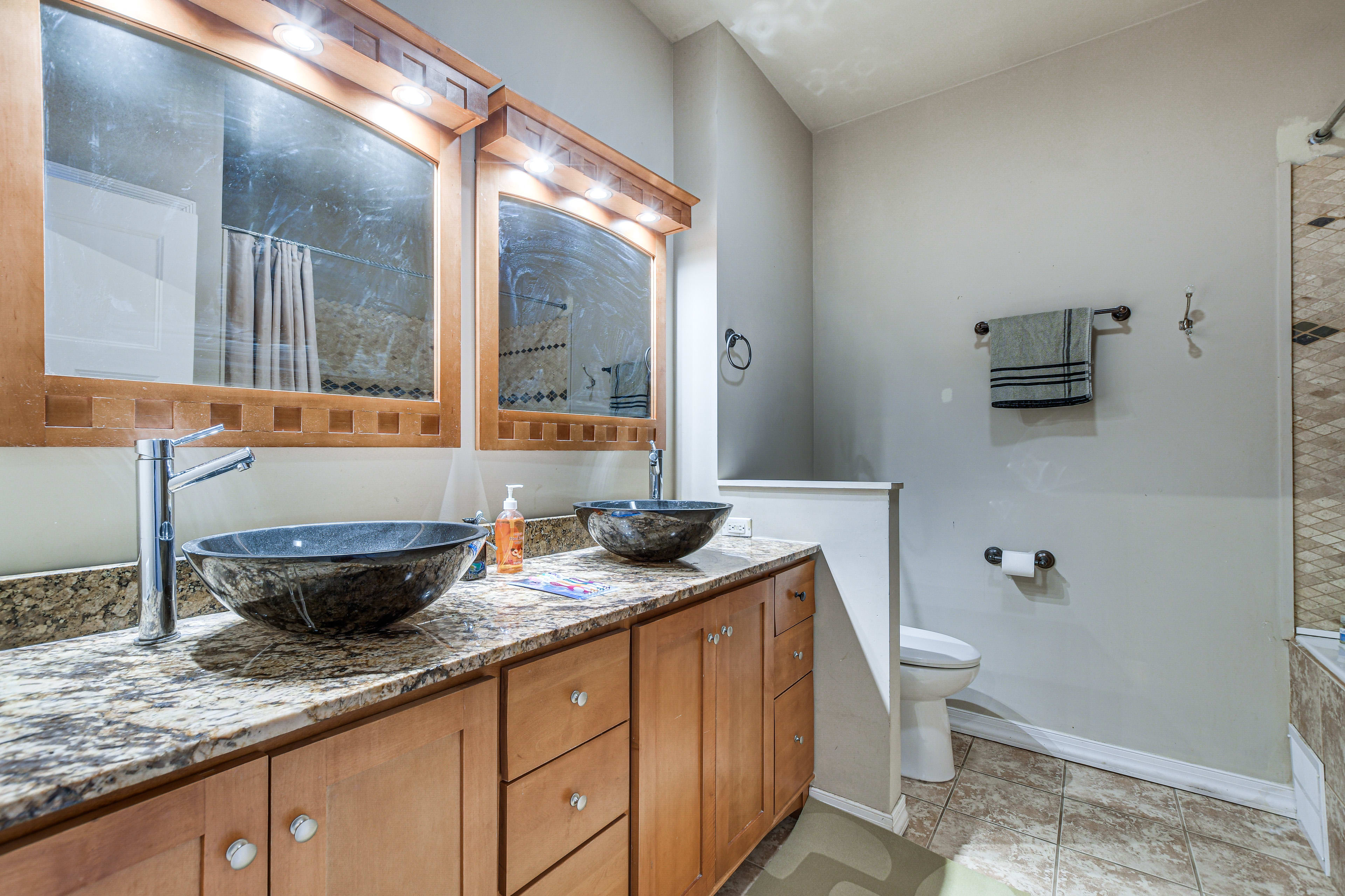 Full Bathroom | Main Floor | Complimentary Toiletries