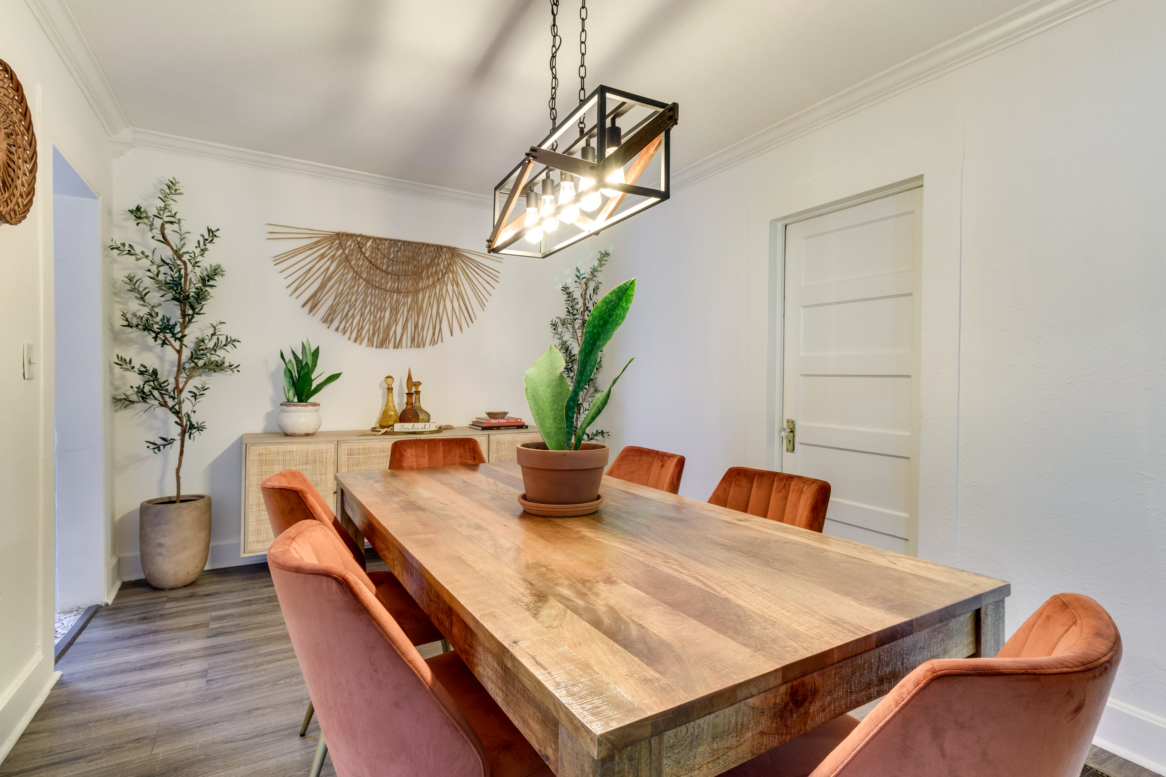 Dining Room | Dishware & Flatware Provided