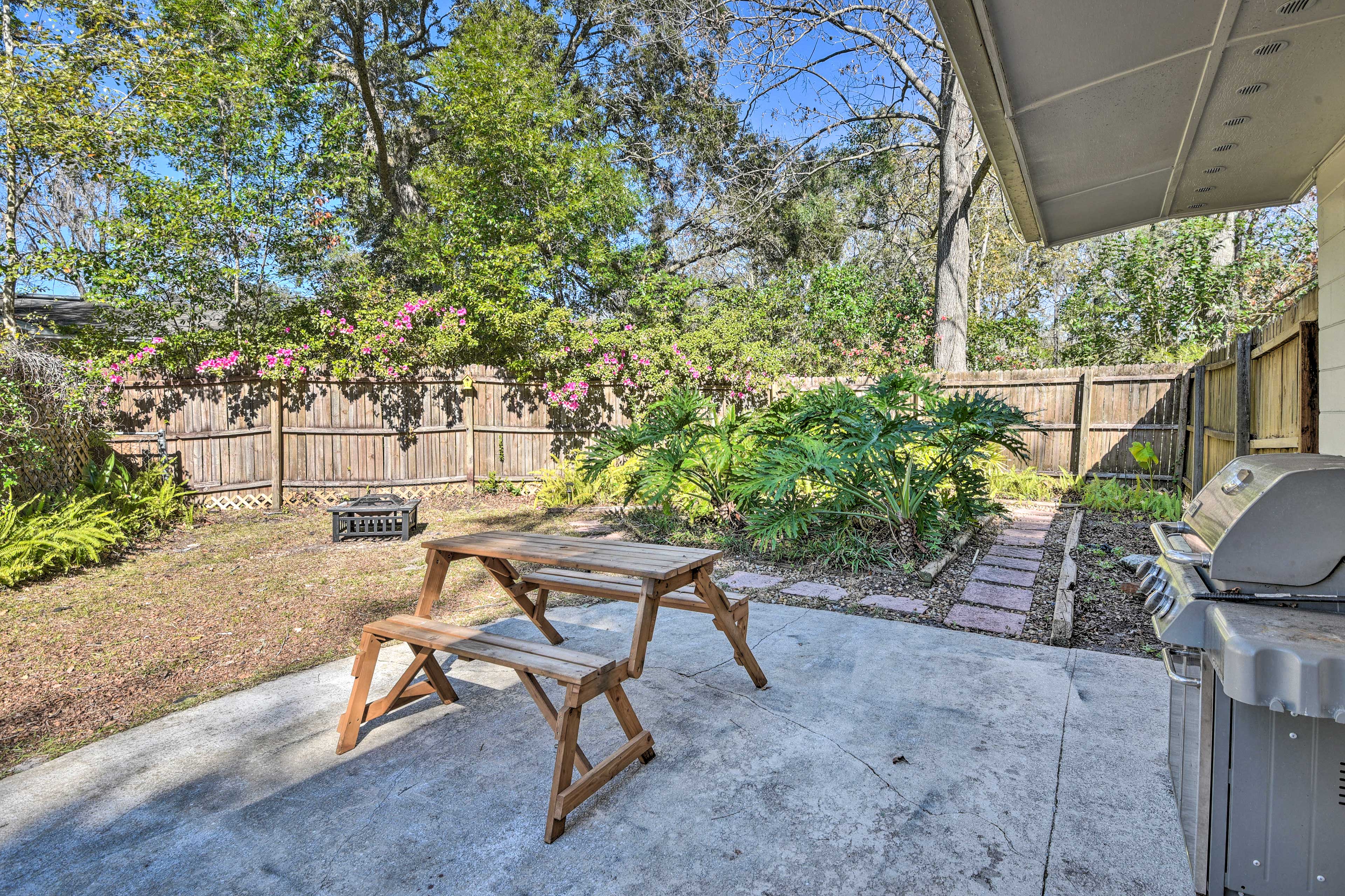 Patio & Fire Pit | No Firewood Provided | Adult Supervision Required