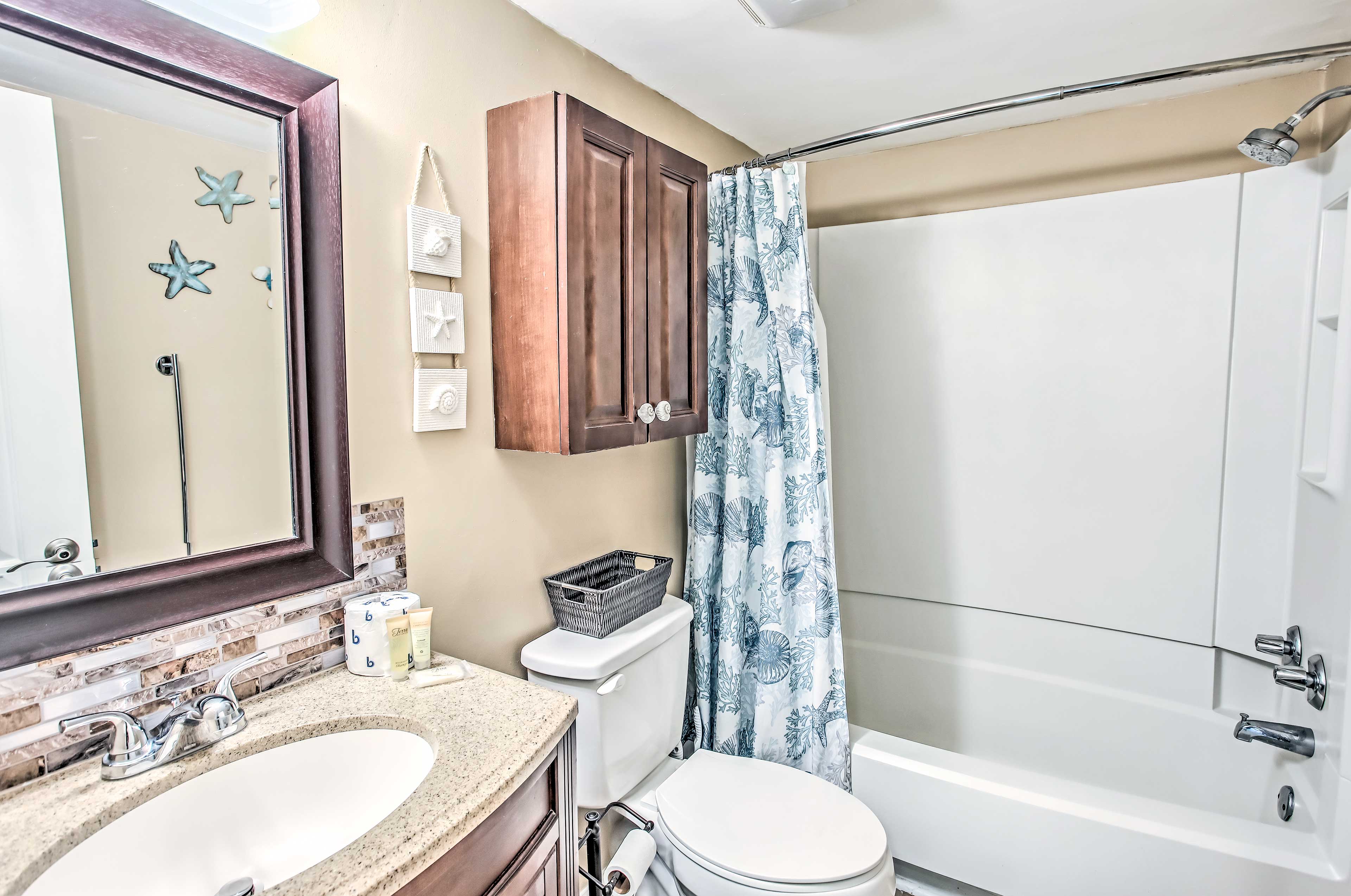 Full Bathroom | Complimentary Toiletries