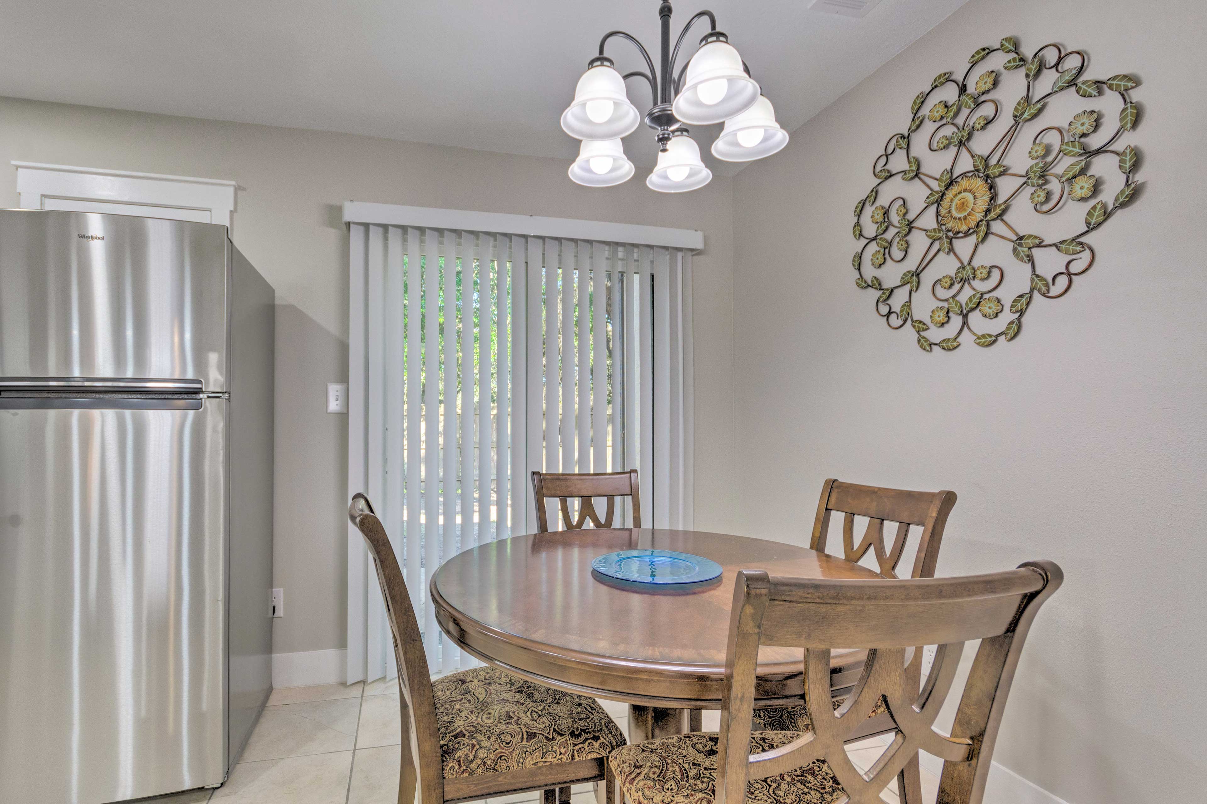 Dining Area | 4-Person Table