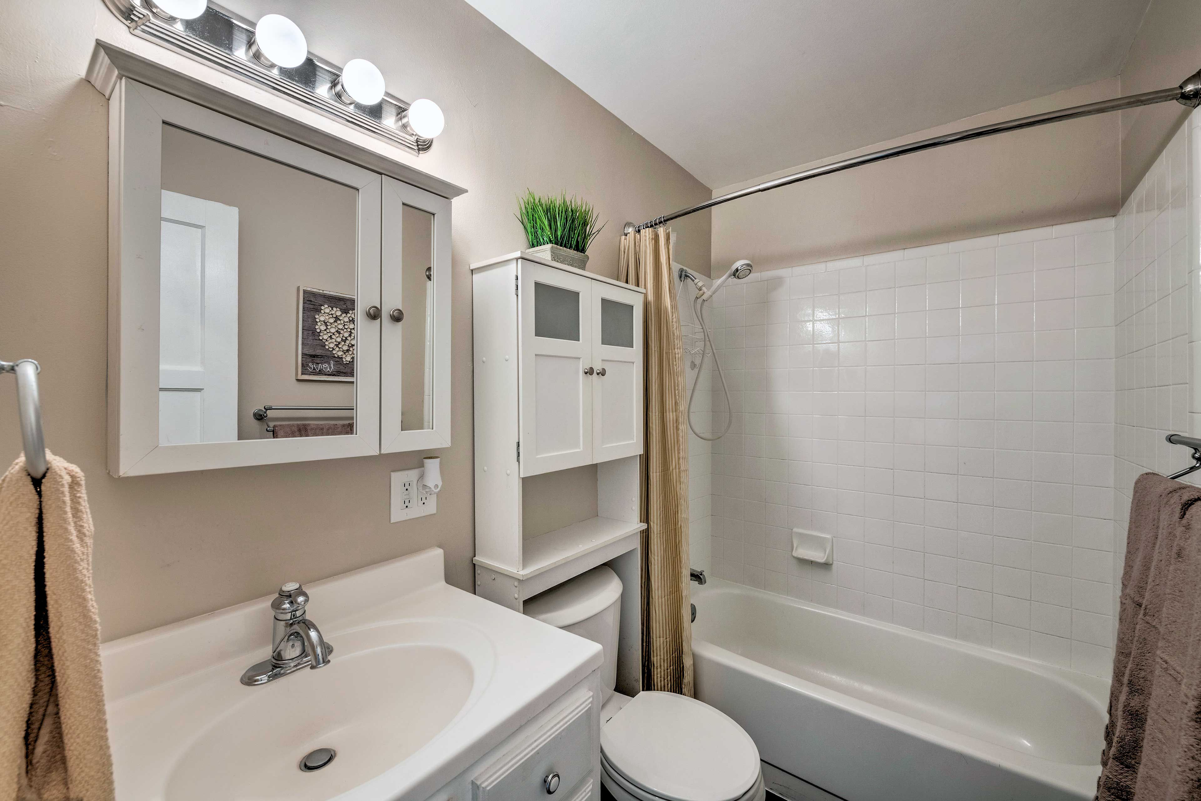 Full Bathroom | Linens & Towels | Hair Dryer | Complimentary Toiletries