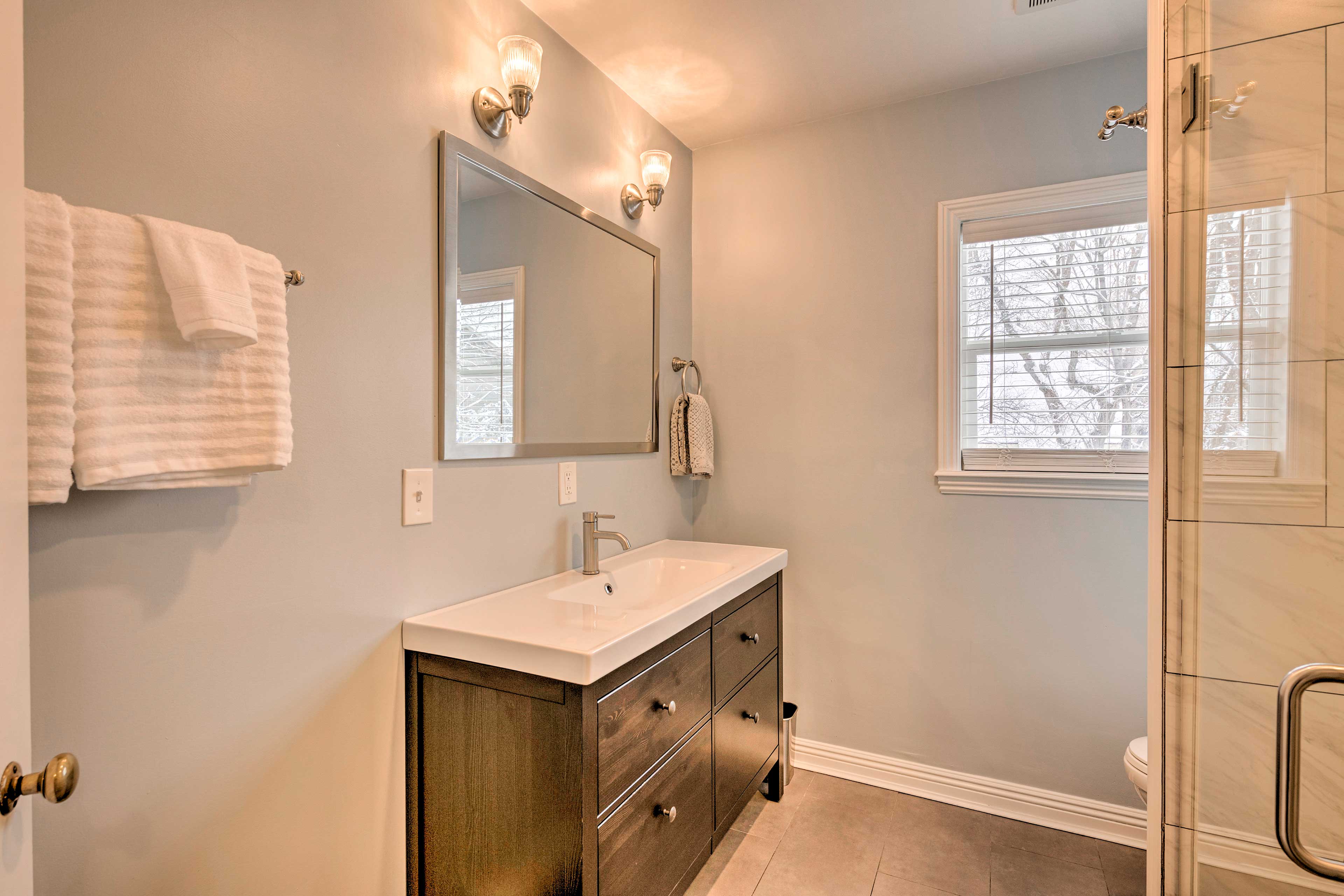 Full Bathroom | Walk-In Shower | Towels Provided | Complimentary Toiletries