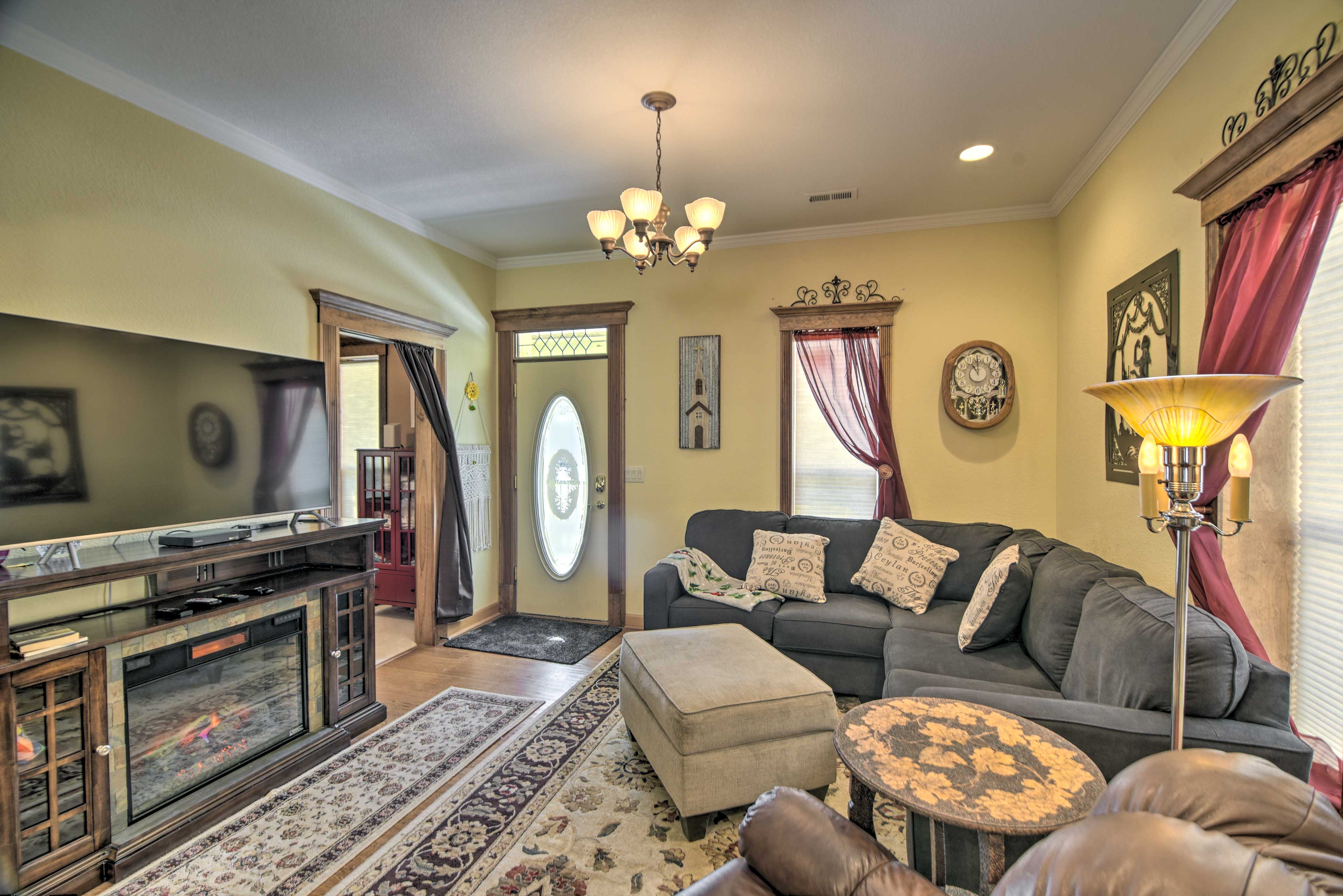 Living Area | Electric Fireplace | Ceiling Fans