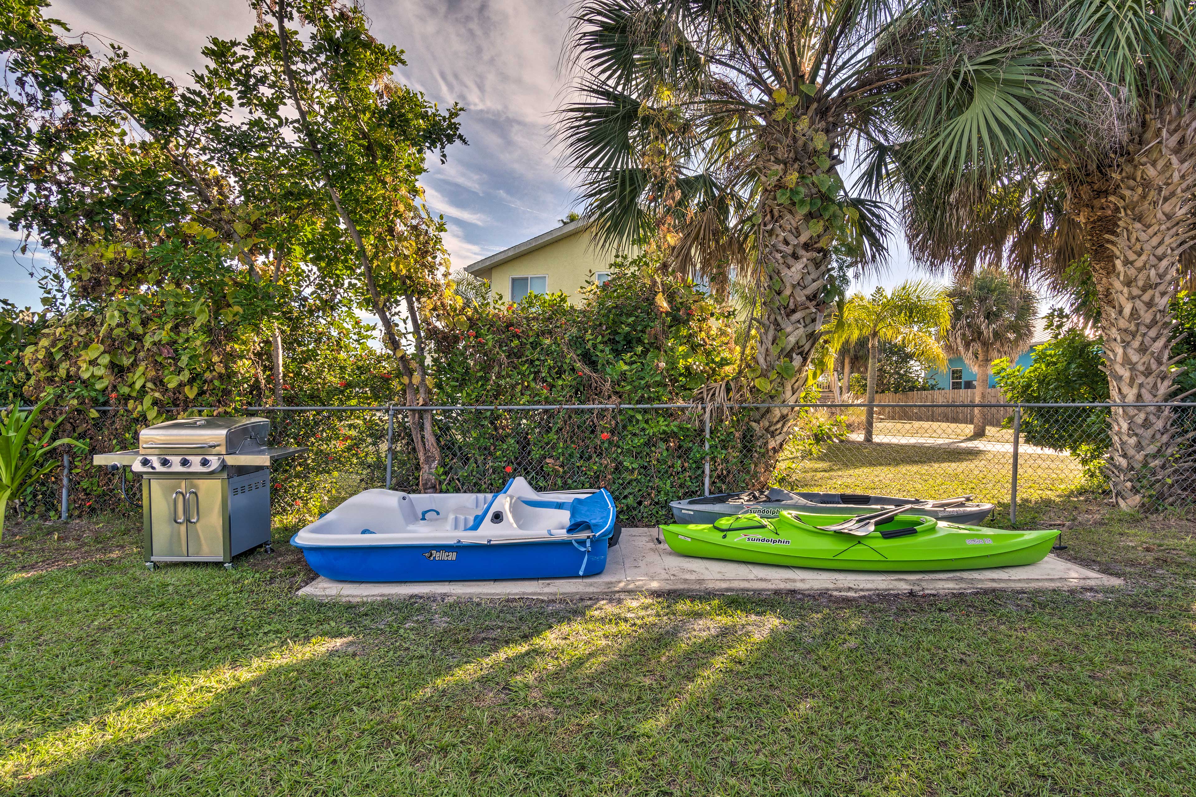 Backyard | Gas Grill | Paddleboat | 2 Kayaks | Paddleboard | Boogie Boards