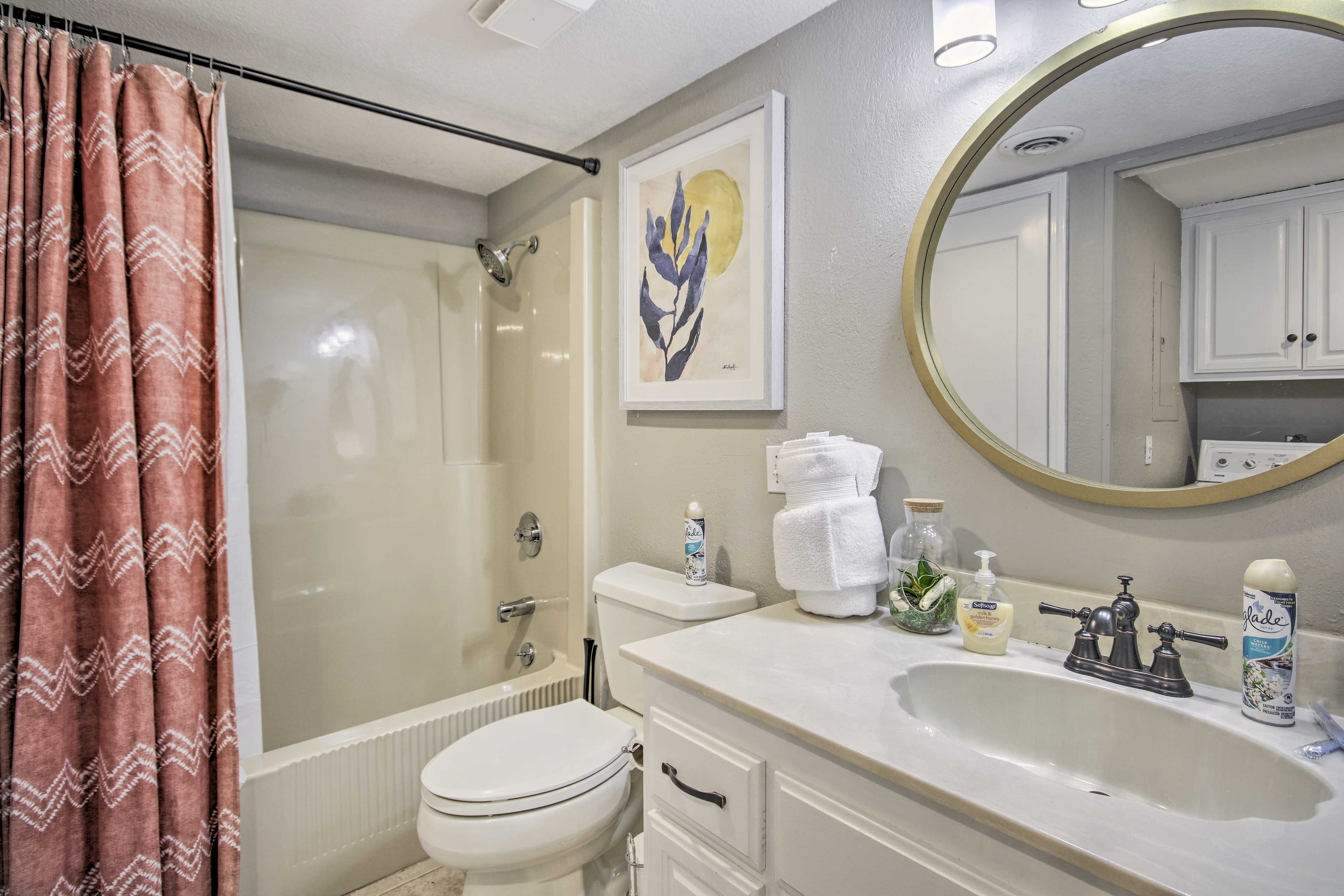 En-Suite Bathroom | Towels Provided | Complimentary Toiletries | Hair Dryer